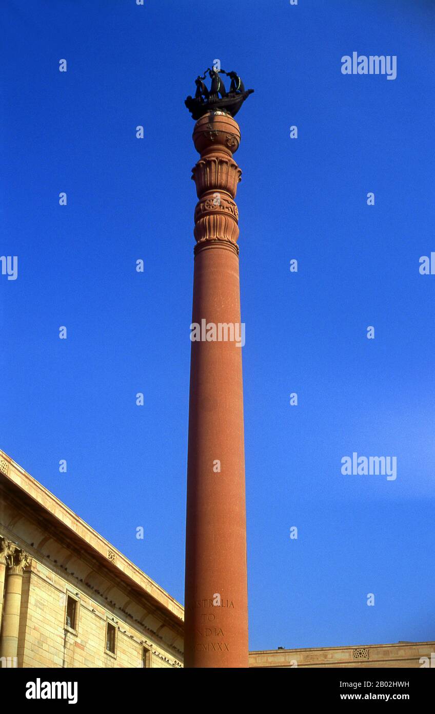 Il Secretariat Building è stato progettato dal prominente architetto britannico Herbert Baker nell'architettura indo-saracena Revival. Entrambi gli edifici identici hanno quattro livelli, ciascuno con circa 1.000 stanze, nei cortili interni per fare spazio alle future espansioni. Delhi è detto essere il luogo di Indraprashta, capitale dei Pandavas dell'epico indiano Mahabharata. Gli scavi hanno portato alla luce frammenti di ceramiche dipinte risalenti a circa 1000 a.C., anche se le prime reliquie architettoniche conosciute risalgono Al Periodo Mauryan, circa 2.300 anni fa. Da allora il sito è stato continuamente settl Foto Stock