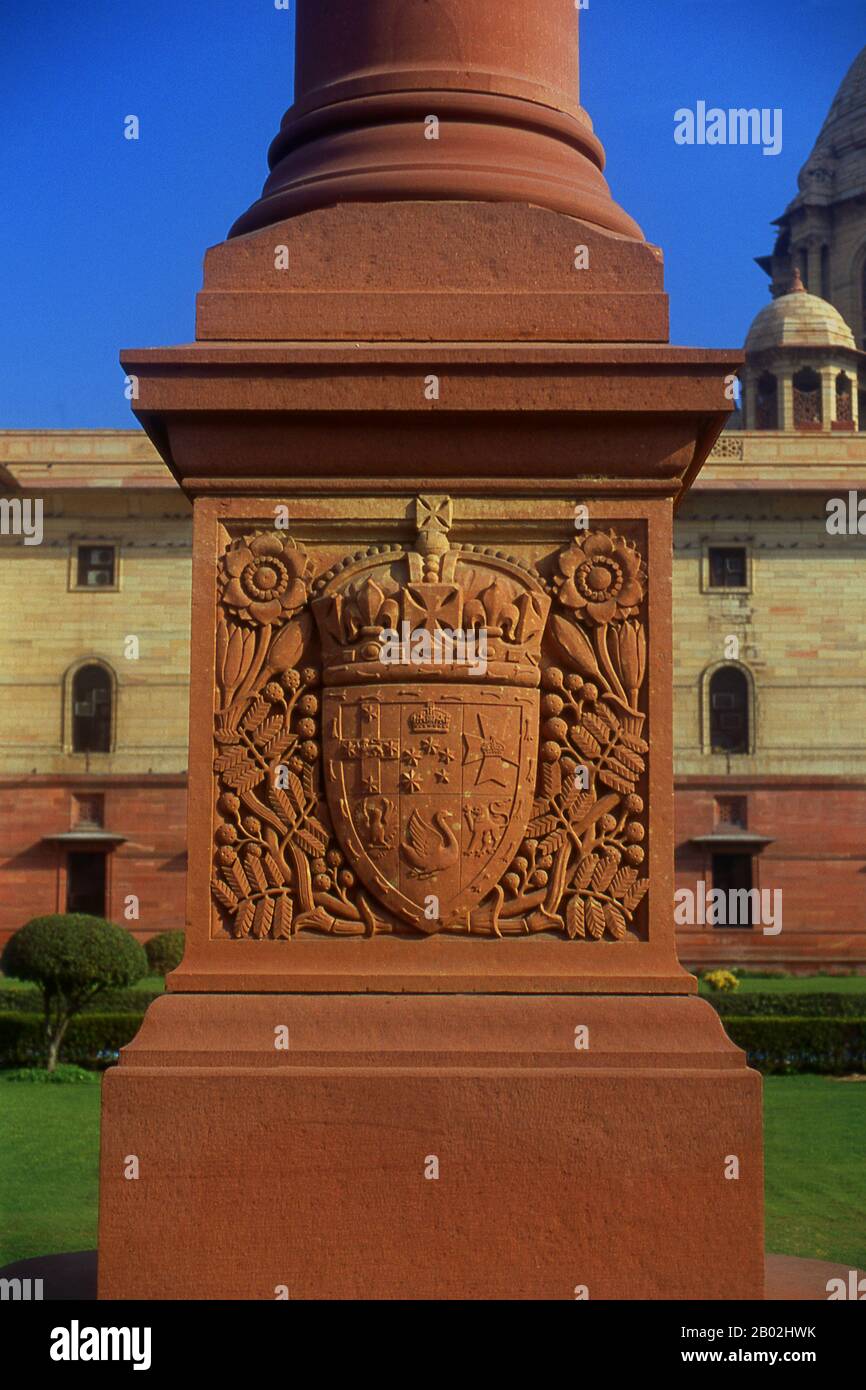 Il Secretariat Building è stato progettato dal prominente architetto britannico Herbert Baker nell'architettura indo-saracena Revival. Entrambi gli edifici identici hanno quattro livelli, ciascuno con circa 1.000 stanze, nei cortili interni per fare spazio alle future espansioni. Delhi è detto essere il luogo di Indraprashta, capitale dei Pandavas dell'epico indiano Mahabharata. Gli scavi hanno portato alla luce frammenti di ceramiche dipinte risalenti a circa 1000 a.C., anche se le prime reliquie architettoniche conosciute risalgono Al Periodo Mauryan, circa 2.300 anni fa. Da allora il sito è stato continuamente settl Foto Stock