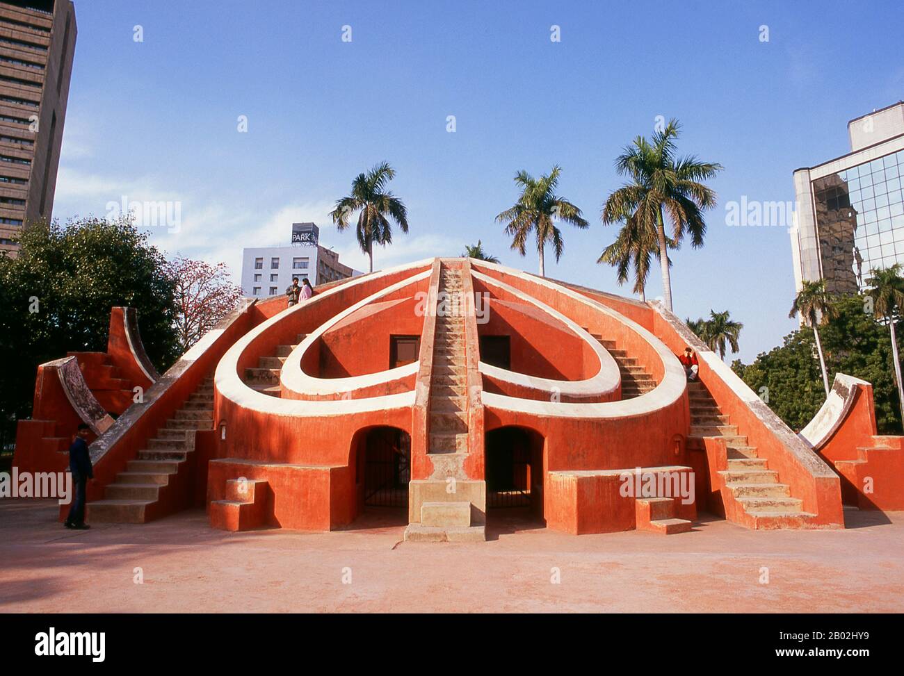 Il Jantar Mantar è una collezione di strumenti astronomici architettonici, costruito nel 1724 da Maharaja Sawai Jai Singh che era un re Rajput. L'osservatorio è costituito da tredici principali dispositivi geometrici per misurare il tempo, predire eclissi, tracciare la posizione delle stelle come orbite della terra intorno al sole, accertare le declinazioni dei pianeti, e determinare le altitudini celesti e le relative effemeridi. Delhi è detto essere il luogo di Indraprashta, capitale dei Pandavas dell'epico indiano Mahabharata. Gli scavi hanno portato alla luce frammenti di ceramica dipinta risalente a circa 1000 a.C., tho Foto Stock