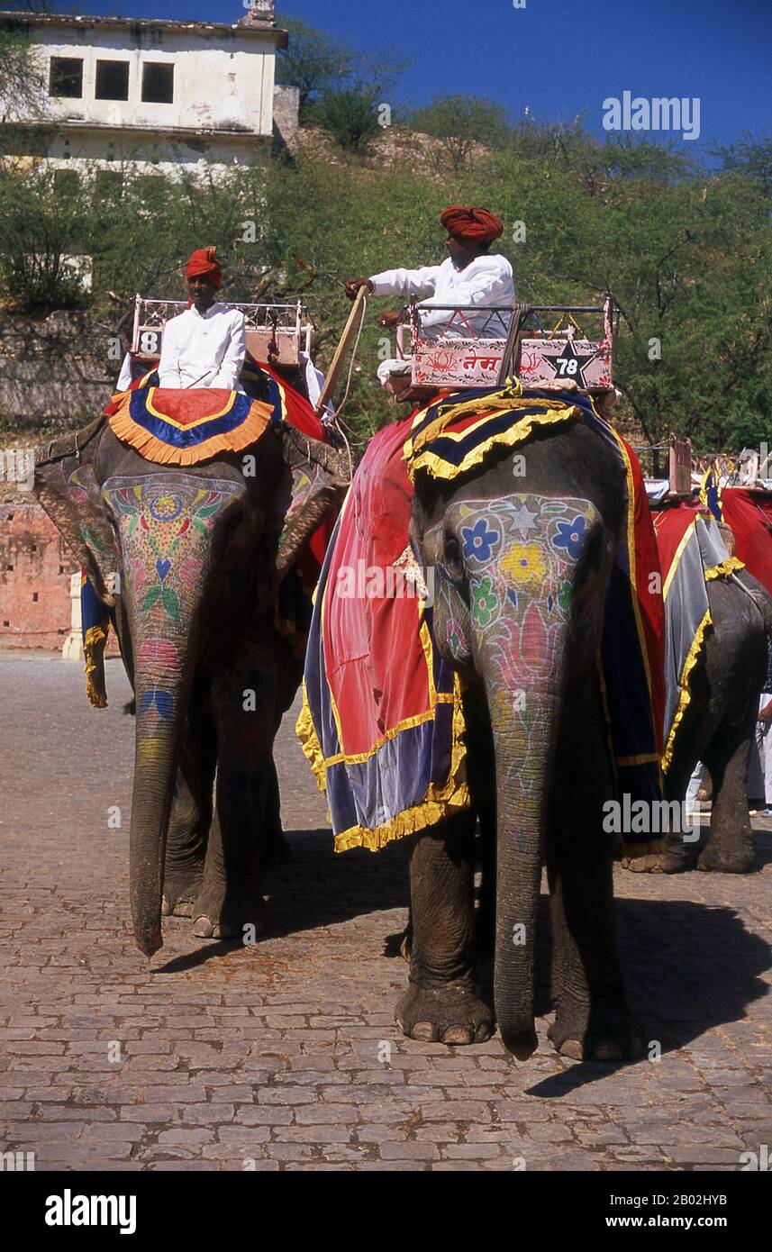 Amer Palace and Fort (Hindi: आमेर क़िला, anche scritto e pronunciato come Amber) è stato costruito da Raja Man Singh i (21 dicembre 1550 – 6 luglio 1614). Jaipur è la capitale e la città più grande dello stato indiano del Rajasthan. Fu fondata il 18 novembre 1727 da Maharaja Sawai Jai Singh II, il governatore di Amber, dopo di che la città fu chiamata. La città oggi ha una popolazione di 3,1 milioni di abitanti. Jaipur è conosciuta come la città rosa dell'India. La città è notevole tra le città indiane pre-moderne per la larghezza e la regolarità delle sue strade che sono disposte in sei settori separati da strade ampie 34 m (111 Foto Stock