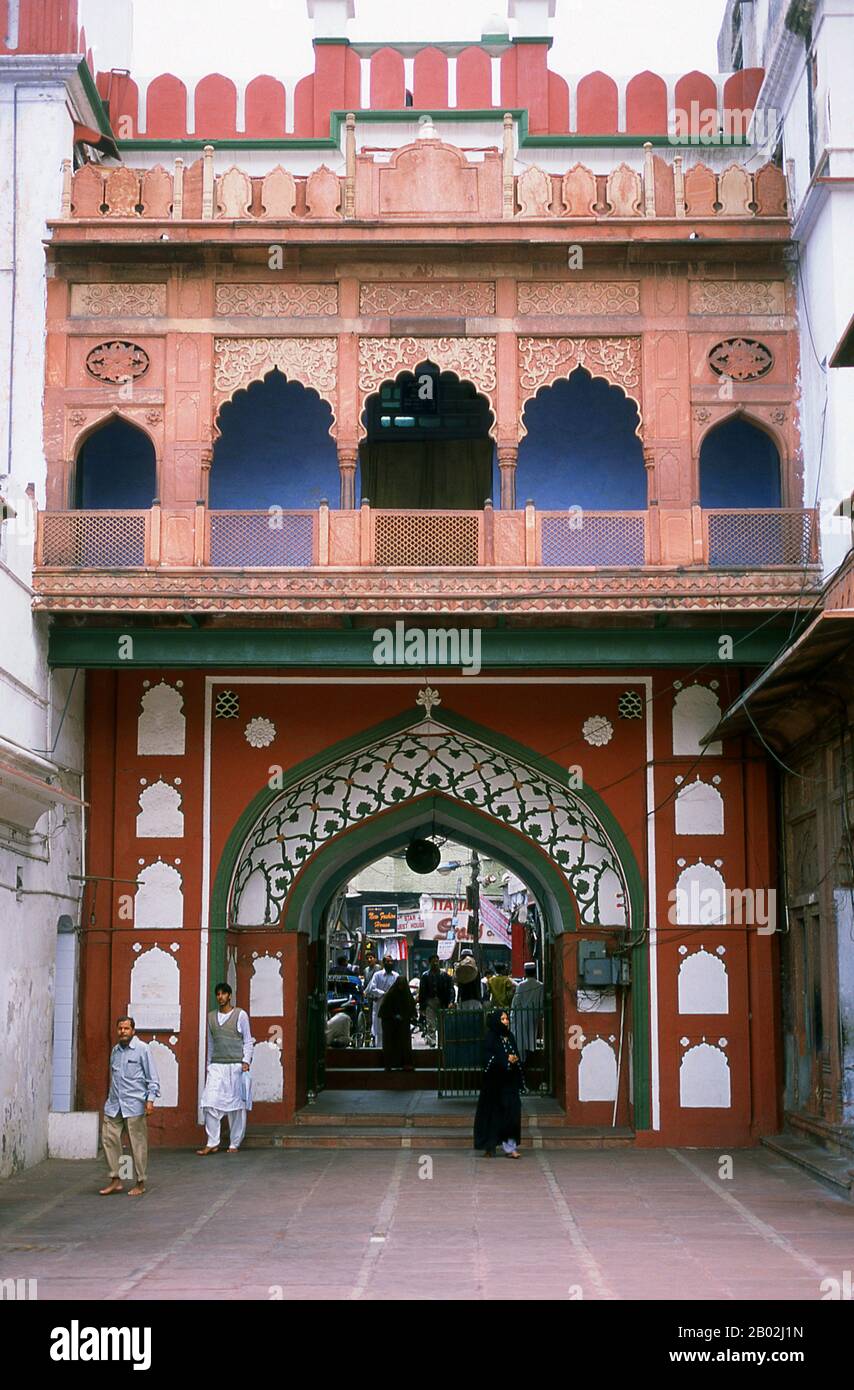 Fatehpuri Masjid fu costruito nel 1650 da Fatehpuri Begum, una delle mogli dell'imperatore Shah Jahan che era da Fatehpur Sikri. Delhi è detto essere il luogo di Indraprashta, capitale dei Pandavas dell'epico indiano Mahabharata. Gli scavi hanno portato alla luce frammenti di ceramiche dipinte risalenti a circa 1000 a.C., anche se le prime reliquie architettoniche conosciute risalgono Al Periodo Mauryan, circa 2.300 anni fa. Da quel momento il sito è stato continuamente risolto. La città fu governata dal Rajput indù tra circa 900 e 1206 CE, quando divenne la capitale del Sultanato di Delhi. A metà della eventina Foto Stock