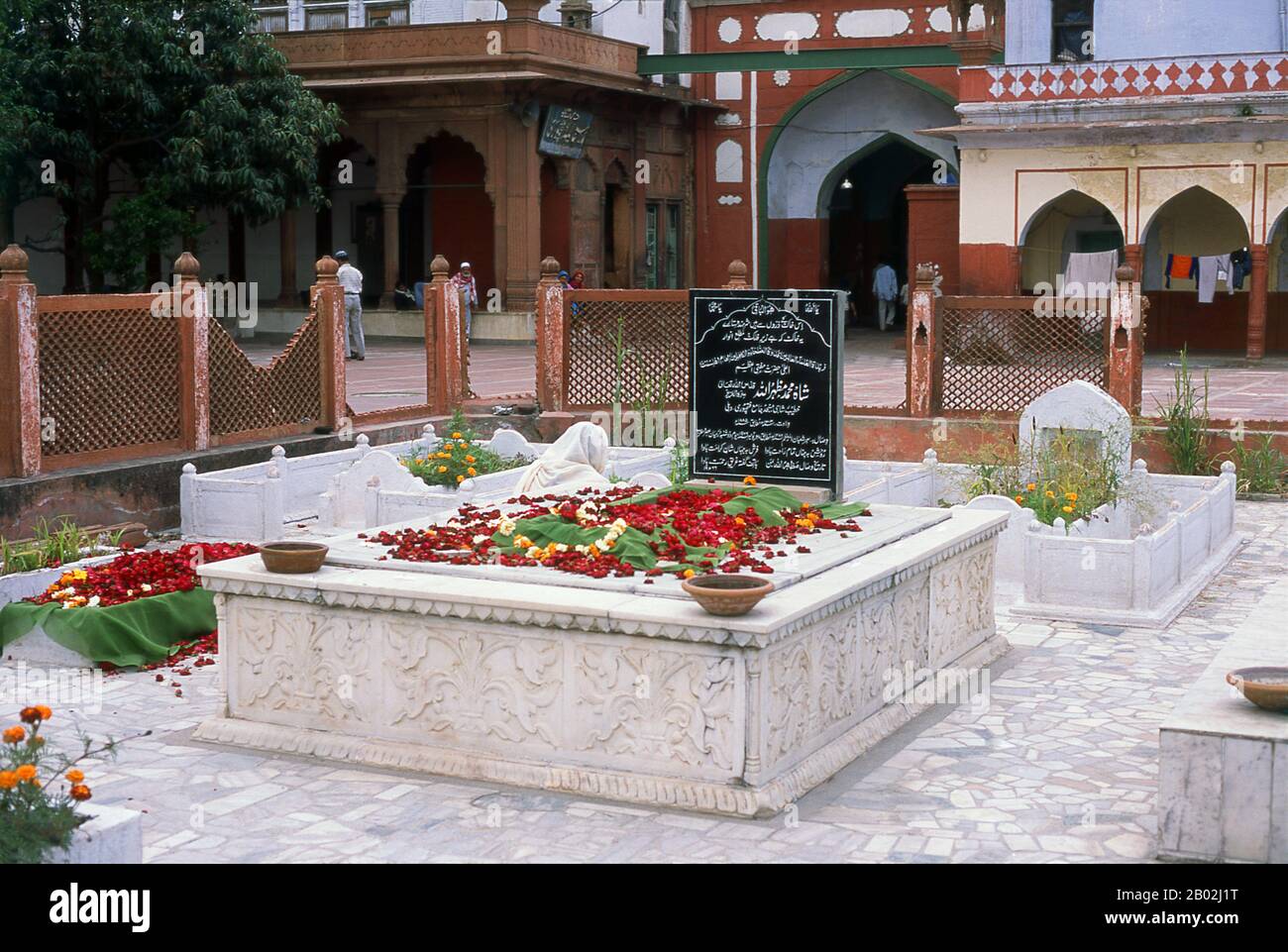Fatehpuri Masjid fu costruito nel 1650 da Fatehpuri Begum, una delle mogli dell'imperatore Shah Jahan che era da Fatehpur Sikri. Delhi è detto essere il luogo di Indraprashta, capitale dei Pandavas dell'epico indiano Mahabharata. Gli scavi hanno portato alla luce frammenti di ceramiche dipinte risalenti a circa 1000 a.C., anche se le prime reliquie architettoniche conosciute risalgono Al Periodo Mauryan, circa 2.300 anni fa. Da quel momento il sito è stato continuamente risolto. La città fu governata dal Rajput indù tra circa 900 e 1206 CE, quando divenne la capitale del Sultanato di Delhi. A metà della eventina Foto Stock