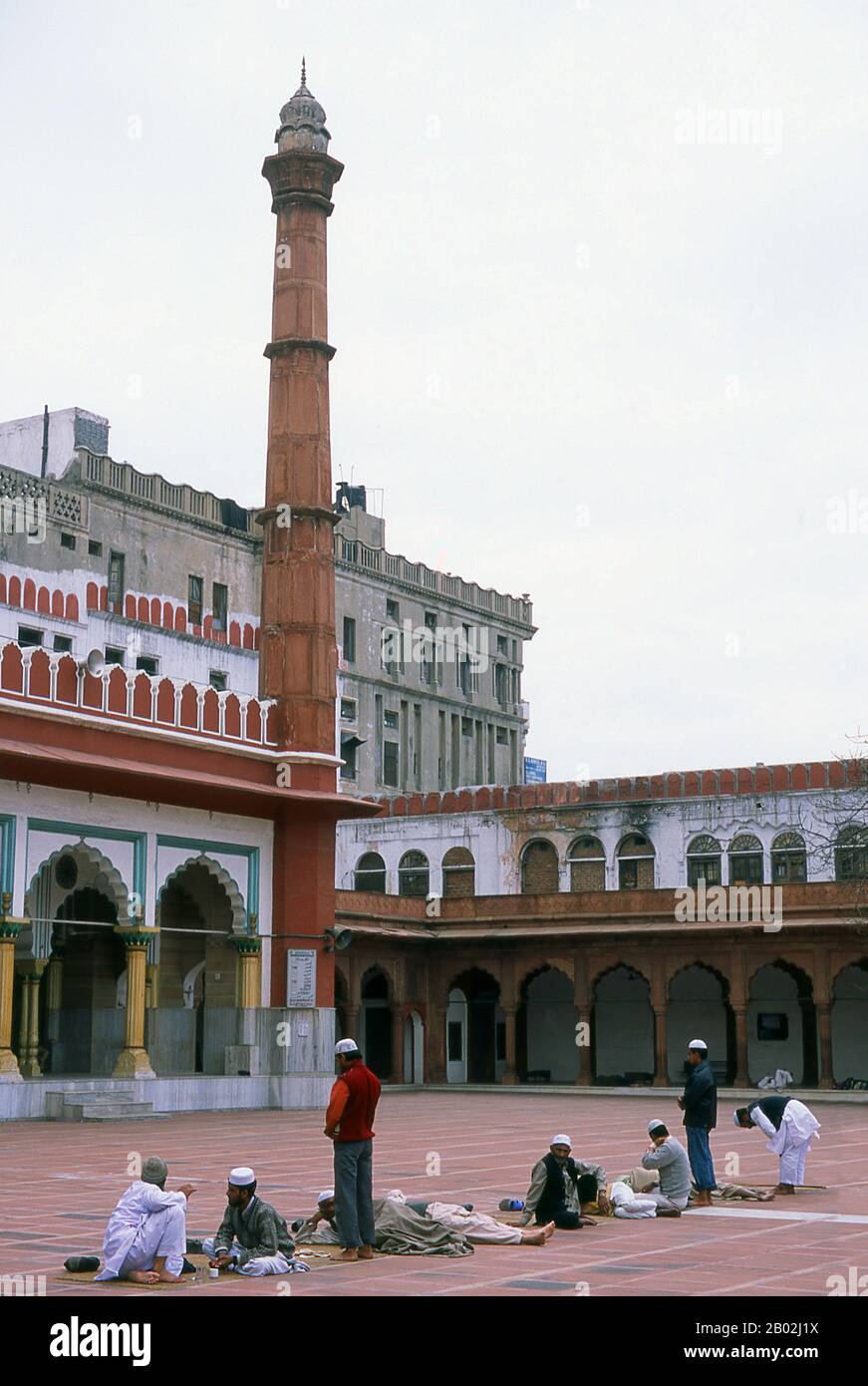 Fatehpuri Masjid fu costruito nel 1650 da Fatehpuri Begum, una delle mogli dell'imperatore Shah Jahan che era da Fatehpur Sikri. Delhi è detto essere il luogo di Indraprashta, capitale dei Pandavas dell'epico indiano Mahabharata. Gli scavi hanno portato alla luce frammenti di ceramiche dipinte risalenti a circa 1000 a.C., anche se le prime reliquie architettoniche conosciute risalgono Al Periodo Mauryan, circa 2.300 anni fa. Da quel momento il sito è stato continuamente risolto. La città fu governata dal Rajput indù tra circa 900 e 1206 CE, quando divenne la capitale del Sultanato di Delhi. A metà della eventina Foto Stock