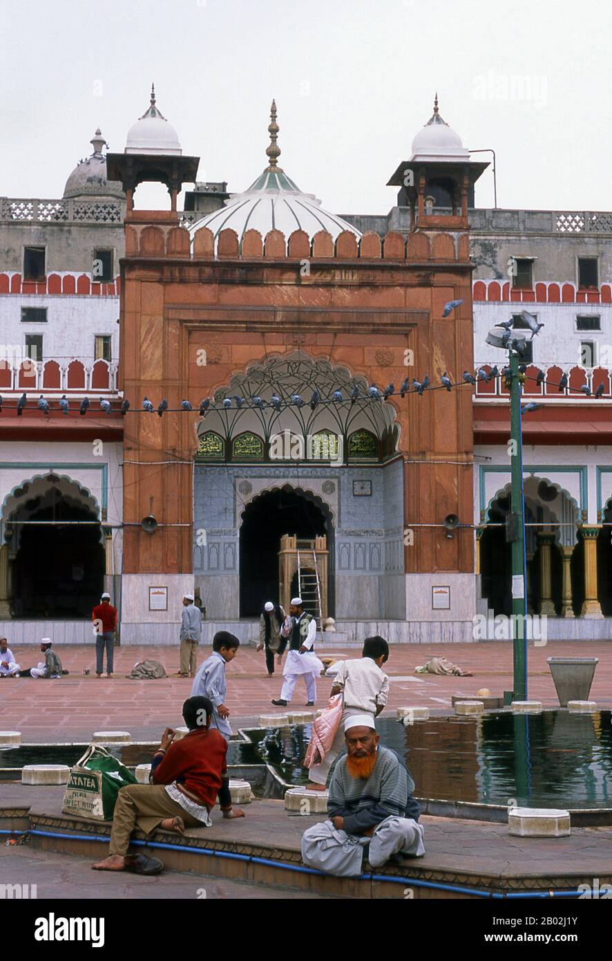 Fatehpuri Masjid fu costruito nel 1650 da Fatehpuri Begum, una delle mogli dell'imperatore Shah Jahan che era da Fatehpur Sikri. Delhi è detto essere il luogo di Indraprashta, capitale dei Pandavas dell'epico indiano Mahabharata. Gli scavi hanno portato alla luce frammenti di ceramiche dipinte risalenti a circa 1000 a.C., anche se le prime reliquie architettoniche conosciute risalgono Al Periodo Mauryan, circa 2.300 anni fa. Da quel momento il sito è stato continuamente risolto. La città fu governata dal Rajput indù tra circa 900 e 1206 CE, quando divenne la capitale del Sultanato di Delhi. A metà della eventina Foto Stock