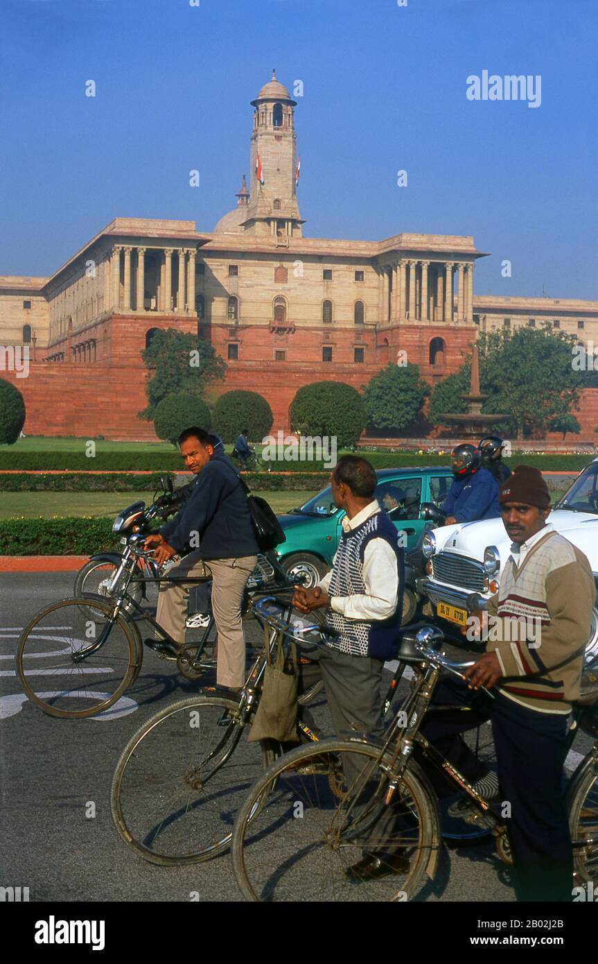 Il Secretariat Building è stato progettato dal prominente architetto britannico Herbert Baker nell'architettura indo-saracena Revival. Entrambi gli edifici identici hanno quattro livelli, ciascuno con circa 1.000 stanze, nei cortili interni per fare spazio alle future espansioni. Delhi è detto essere il luogo di Indraprashta, capitale dei Pandavas dell'epico indiano Mahabharata. Gli scavi hanno portato alla luce frammenti di ceramiche dipinte risalenti a circa 1000 a.C., anche se le prime reliquie architettoniche conosciute risalgono Al Periodo Mauryan, circa 2.300 anni fa. Da allora il sito è stato continuamente settl Foto Stock