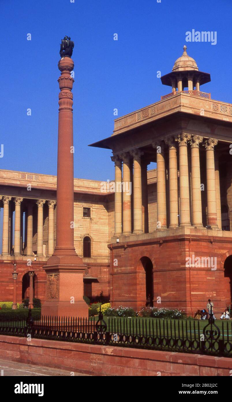 Il Secretariat Building è stato progettato dal prominente architetto britannico Herbert Baker nell'architettura indo-saracena Revival. Entrambi gli edifici identici hanno quattro livelli, ciascuno con circa 1.000 stanze, nei cortili interni per fare spazio alle future espansioni. Delhi è detto essere il luogo di Indraprashta, capitale dei Pandavas dell'epico indiano Mahabharata. Gli scavi hanno portato alla luce frammenti di ceramiche dipinte risalenti a circa 1000 a.C., anche se le prime reliquie architettoniche conosciute risalgono Al Periodo Mauryan, circa 2.300 anni fa. Da allora il sito è stato continuamente settl Foto Stock