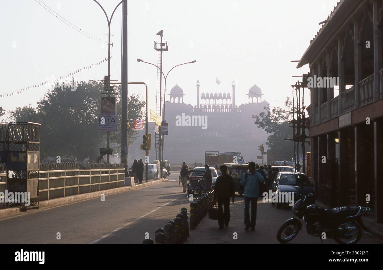 Delhi è detto essere il luogo di Indraprashta, capitale dei Pandavas dell'epico indiano Mahabharata. Gli scavi hanno portato alla luce frammenti di ceramiche dipinte risalenti a circa 1000 a.C., anche se le prime reliquie architettoniche conosciute risalgono Al Periodo Mauryan, circa 2.300 anni fa. Da quel momento il sito è stato continuamente risolto. La città fu governata dal Rajput indù tra circa 900 e 1206 CE, quando divenne la capitale del Sultanato di Delhi. A metà del diciassettesimo secolo l'imperatore Mughal Shah Jahan (1628–1658) stabilì Old Delhi nella sua attuale posizione, compreso il più no Foto Stock