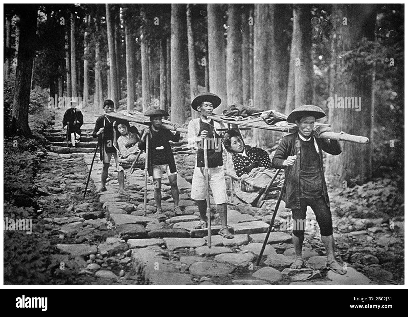 Nikkō (日光市 Nikkō-shi, letteralmente 'slight') è una città sulle montagne della Prefettura di Tochigi, Giappone. Circa 140 km a nord di Tokyo e 35 km a ovest di Utsunomiya, la capitale della Prefettura di Tochigi, è una meta popolare per i turisti giapponesi e internazionali. Le attrazioni includono il mausoleo di shogun Tokugawa Ieyasu (Nikkō Tōshō-gū) e quello del suo nipote Iemitsu (Iemitsu-byō Taiyū-in), e il Santuario Futarasan, che risale all'anno 767. Ci sono anche molte famose sorgenti termali (onsen) nella zona. Le quote variano da 200 a 2.000 m. Le montagne ad ovest della città principale sono Foto Stock