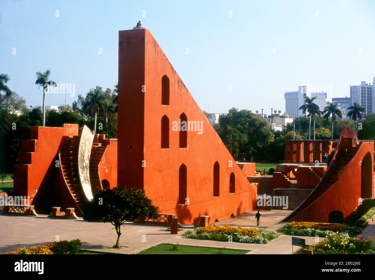 Il Jantar Mantar è una collezione di strumenti astronomici architettonici, costruito nel 1724 da Maharaja Sawai Jai Singh che era un re Rajput. L'osservatorio è costituito da tredici principali dispositivi geometrici per misurare il tempo, predire eclissi, tracciare la posizione delle stelle come orbite della terra intorno al sole, accertare le declinazioni dei pianeti, e determinare le altitudini celesti e le relative effemeridi. Delhi è detto essere il luogo di Indraprashta, capitale dei Pandavas dell'epico indiano Mahabharata. Gli scavi hanno portato alla luce frammenti di ceramica dipinta risalente a circa 1000 a.C., tho Foto Stock