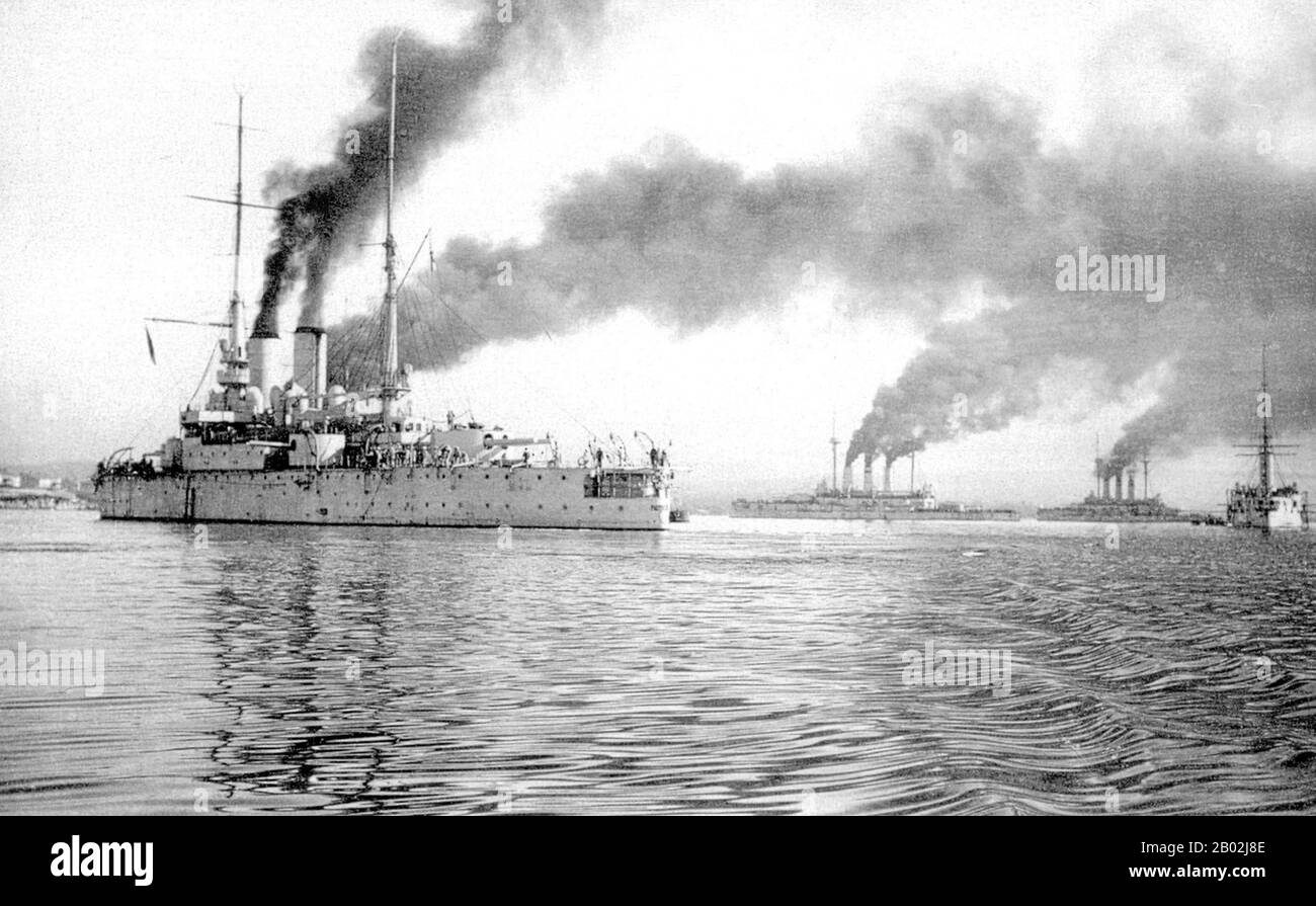 La prima guerra mondiale avrebbe avuto un impatto devastante sulla Russia. Quando La prima guerra mondiale iniziò nell'agosto del 1914, la Russia rispose con patriottismo rallying intorno a Nicholas II I disastri militari nei laghi Masuriani e Tannenburg hanno notevolmente indebolito l'esercito russo nelle fasi iniziali della guerra. La crescente influenza di Gregorio Rasputin sui Romanov fece molto per danneggiare la famiglia reale e, alla fine della primavera del 1917, i Romanov, Chi aveva governato la Russia da poco più di 300 anni, non era più responsabile di una Russia che era stata rilevata da Kerensky e dal governo Provvisorio. B Foto Stock