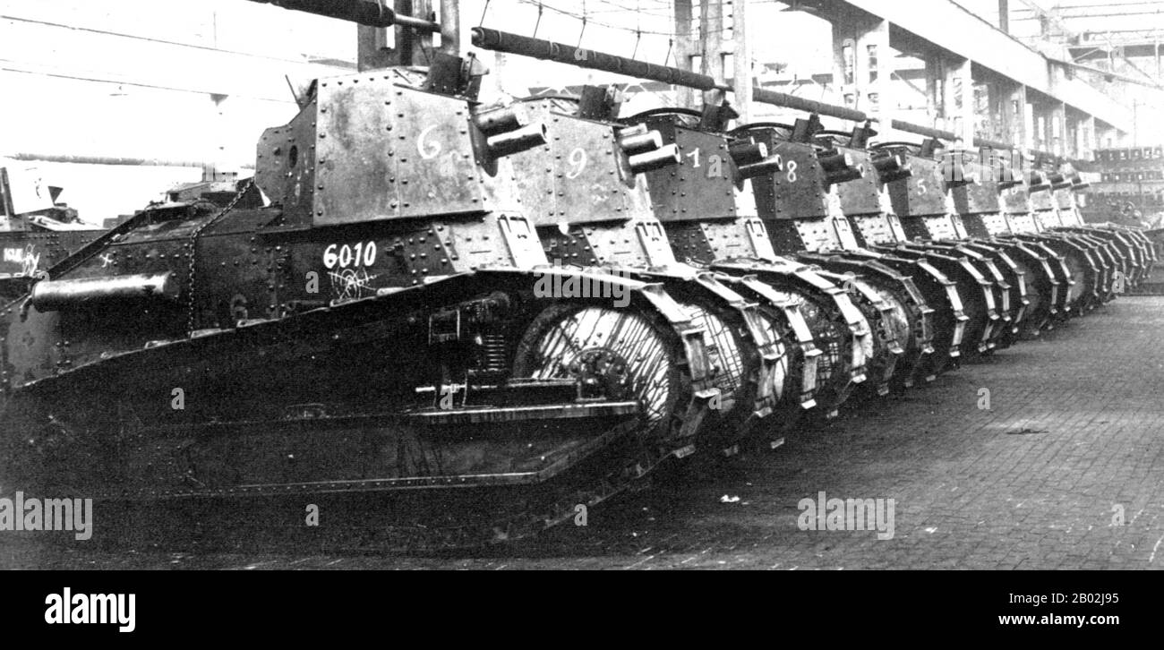 La prima guerra mondiale avrebbe avuto un impatto devastante sulla Russia. Quando La prima guerra mondiale iniziò nell'agosto del 1914, la Russia rispose con patriottismo rallying intorno a Nicholas II I disastri militari nei laghi Masuriani e Tannenburg hanno notevolmente indebolito l'esercito russo nelle fasi iniziali della guerra. La crescente influenza di Gregorio Rasputin sui Romanov fece molto per danneggiare la famiglia reale e, alla fine della primavera del 1917, i Romanov, Chi aveva governato la Russia da poco più di 300 anni, non era più responsabile di una Russia che era stata rilevata da Kerensky e dal governo Provvisorio. B Foto Stock