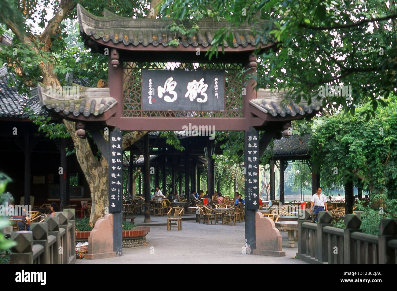 Chengdu, conosciuta in precedenza come Chengtu, è la capitale della provincia del Sichuan nella Cina sud-occidentale. All'inizio del 4th secolo a.C., il re di mira 9th dell'antico Shu spostò la sua capitale nell'attuale posizione della città dalla vicina Pixian. Secondo la tradizione orale, il tè è cresciuto in Cina da più di quattro millenni. I primi resoconti scritti della preparazione del tè, tuttavia, risalgono a circa 350 d.C., quando divenne per la prima volta una bevanda alla corte imperiale. Circa 800 semi di tè CE sono stati portati in Giappone, dove la coltivazione regolare è stata presto stabilita. Poco più di cinque secoli dopo, nel 1517, il tè era Foto Stock