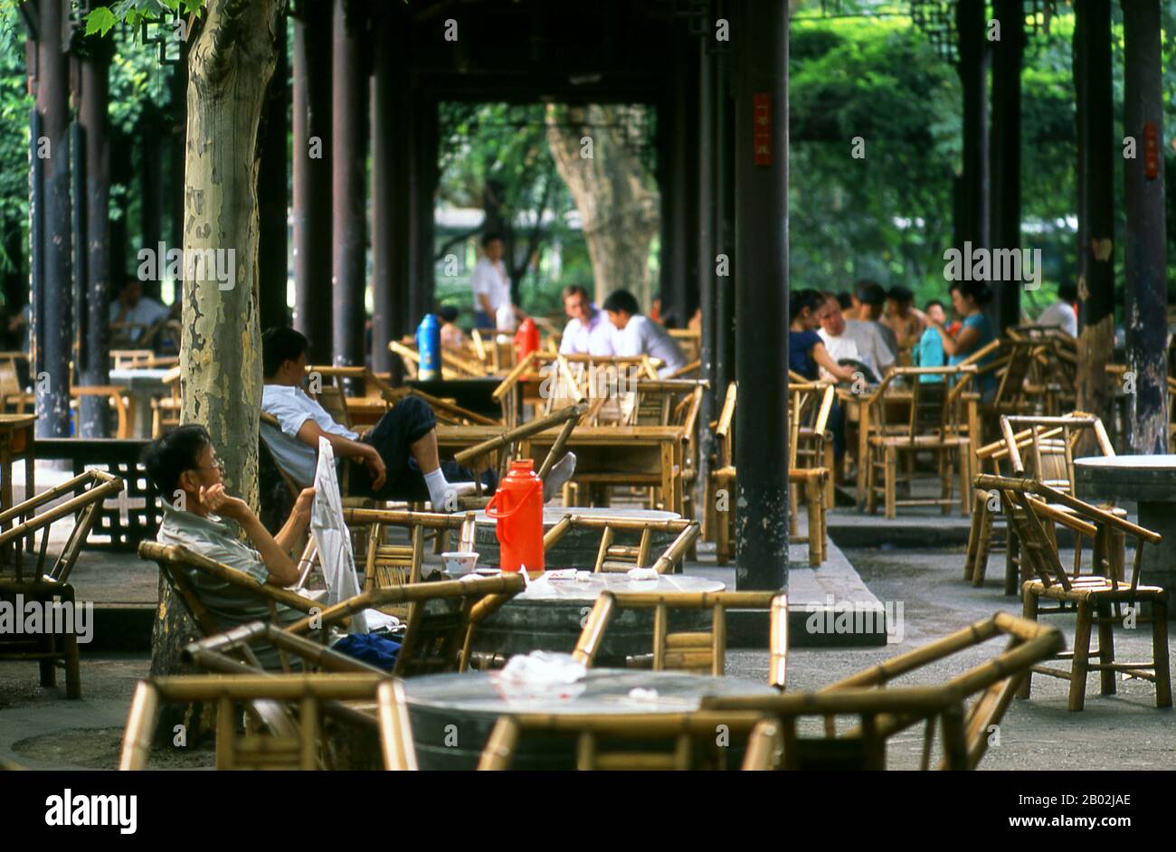 Chengdu, conosciuta in precedenza come Chengtu, è la capitale della provincia del Sichuan nella Cina sud-occidentale. All'inizio del 4th secolo a.C., il re di mira 9th dell'antico Shu spostò la sua capitale nell'attuale posizione della città dalla vicina Pixian. Secondo la tradizione orale, il tè è cresciuto in Cina da più di quattro millenni. I primi resoconti scritti della preparazione del tè, tuttavia, risalgono a circa 350 d.C., quando divenne per la prima volta una bevanda alla corte imperiale. Circa 800 semi di tè CE sono stati portati in Giappone, dove la coltivazione regolare è stata presto stabilita. Poco più di cinque secoli dopo, nel 1517, il tè era Foto Stock