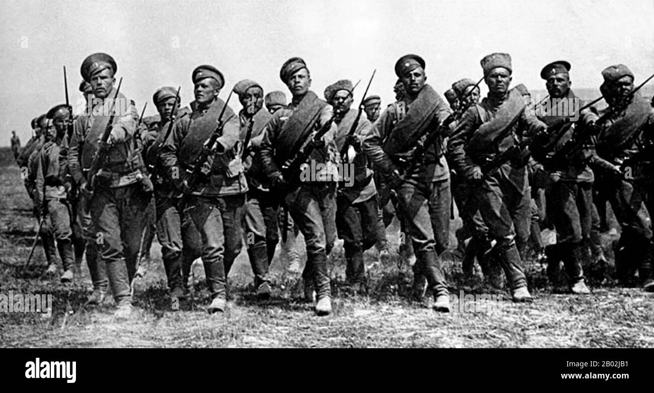 La prima guerra mondiale avrebbe avuto un impatto devastante sulla Russia. Quando La prima guerra mondiale iniziò nell'agosto del 1914, la Russia rispose con patriottismo rallying intorno a Nicholas II I disastri militari nei laghi Masuriani e Tannenburg hanno notevolmente indebolito l'esercito russo nelle fasi iniziali della guerra. La crescente influenza di Gregorio Rasputin sui Romanov fece molto per danneggiare la famiglia reale e, alla fine della primavera del 1917, i Romanov, Chi aveva governato la Russia da poco più di 300 anni, non era più responsabile di una Russia che era stata rilevata da Kerensky e dal governo Provvisorio. B Foto Stock