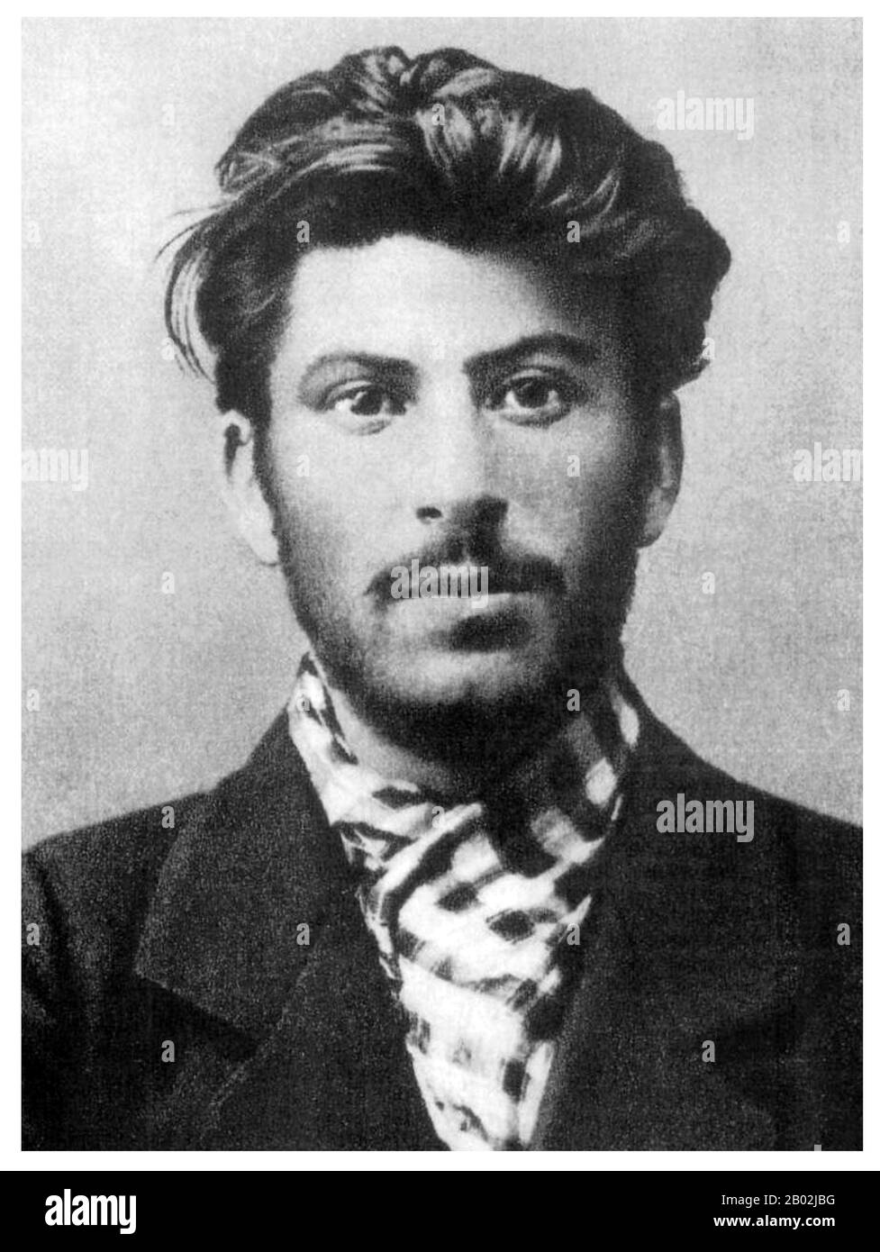 Joseph Vissarionovich Stalin (Stalin, 18 dicembre 1878 – 5 marzo 1953) è stato il primo segretario generale del Partito comunista del Comitato Centrale dell'Unione Sovietica dal 1922 alla sua morte nel 1953. Mentre formalmente l'ufficio del Segretario Generale era elettivo e non era inizialmente considerato come la posizione di vertice nello stato sovietico, dopo la morte di Vladimir Lenin nel 1924, Stalin riuscì a consolidare sempre più potere nelle sue mani, mettendo gradualmente tutti i gruppi di opposizione all'interno del partito. L'idea di socialismo di Stalin in un paese divenne la linea principale della politica sovietica. Dominò l'Unione Sovietica Foto Stock