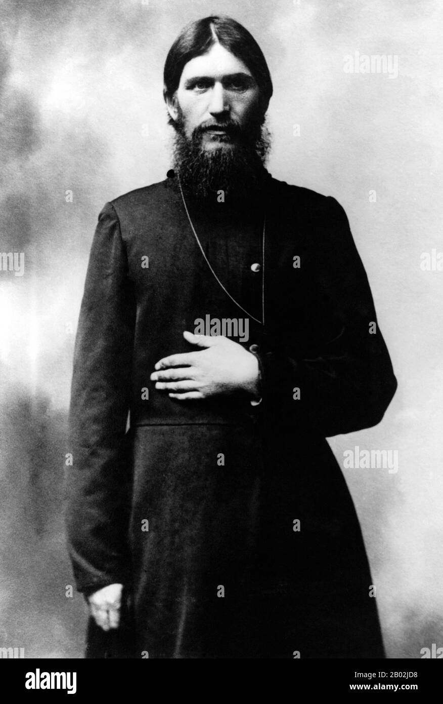 Grigori Yefimovich Rasputin; battezzato il 22 gennaio 1869 – assassinato il 30 dicembre 1916 fu un contadino russo, mistico, guaritore di fede e consigliere privato dei Romanov. Divenne una figura influente a San Pietroburgo dopo l'agosto 1915 quando lo zar Nicolas II prese il comando dell'esercito sul fronte. C'è molta incertezza sulla vita di Rasputin e sul grado di influenza che ha esercitato sullo Zar e sul suo governo. I conti sono spesso basati su memorie dubbie, hearsay e leggenda. Mentre la sua influenza e il suo ruolo possono essere stati esagerati, gli storici concordano sul fatto che la sua presenza ha giocato un ruolo significativo Foto Stock