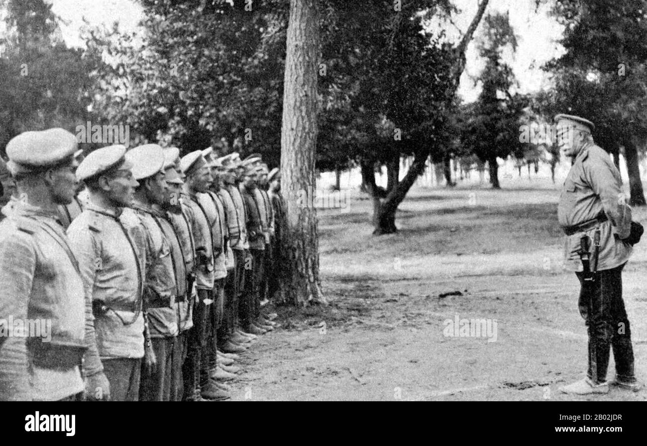 La prima guerra mondiale avrebbe avuto un impatto devastante sulla Russia. Quando La prima guerra mondiale iniziò nell'agosto del 1914, la Russia rispose con patriottismo rallying intorno a Nicholas II I disastri militari nei laghi Masuriani e Tannenburg hanno notevolmente indebolito l'esercito russo nelle fasi iniziali della guerra. La crescente influenza di Gregorio Rasputin sui Romanov fece molto per danneggiare la famiglia reale e, alla fine della primavera del 1917, i Romanov, Chi aveva governato la Russia da poco più di 300 anni, non era più responsabile di una Russia che era stata rilevata da Kerensky e dal governo Provvisorio. B Foto Stock