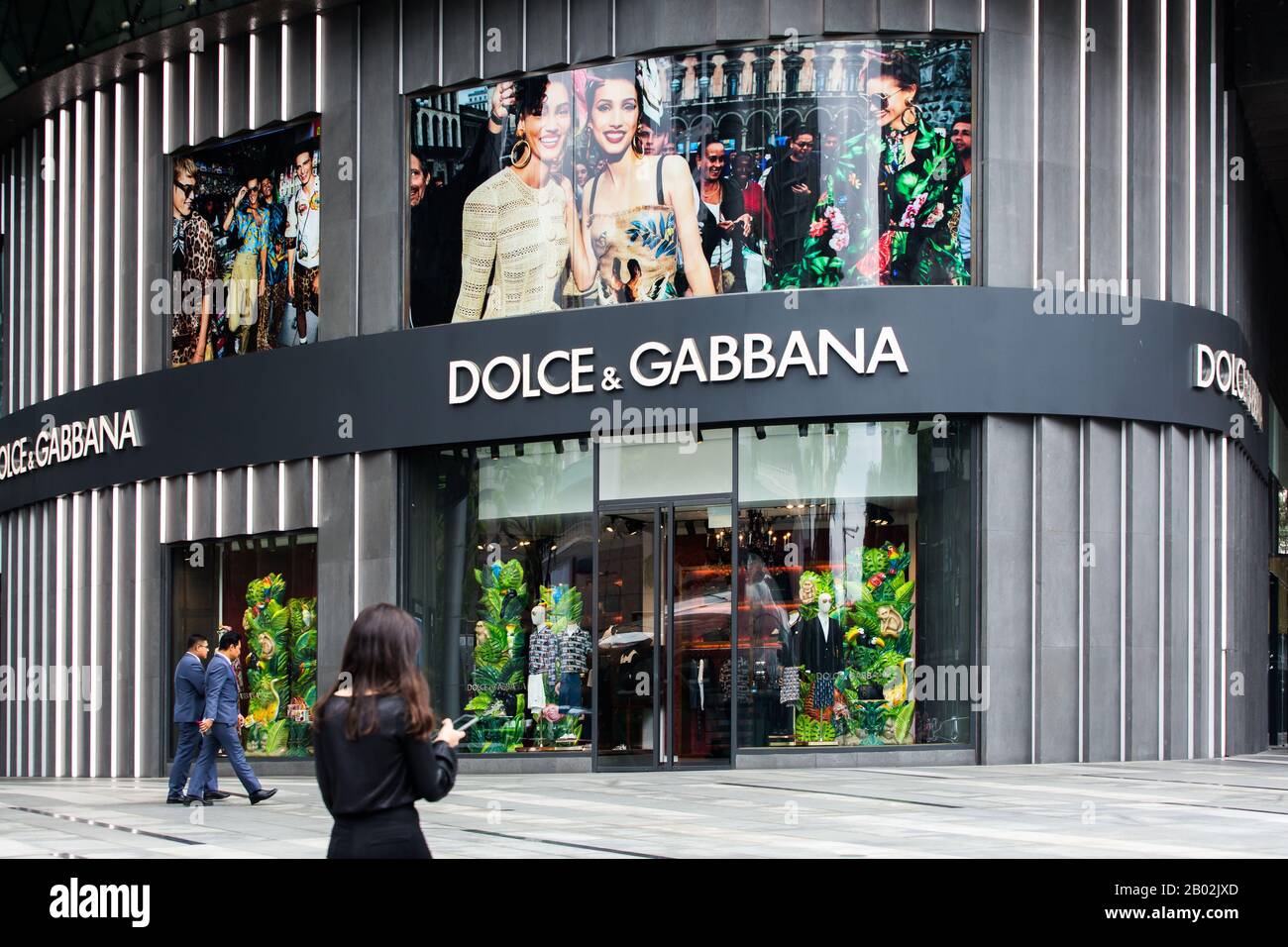 Boutique di lusso di lusso Dolce & Gabbana a Orchard ION, persone che camminano per strada, Orchard Road. Singapore Foto Stock