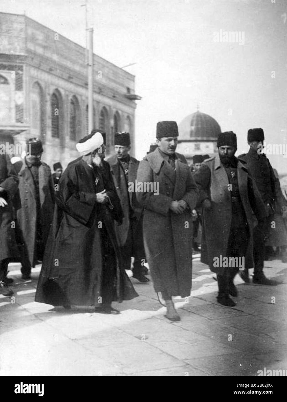 Il genocidio armeno si riferisce alla distruzione deliberata e sistematica della popolazione armena dell'Impero Ottomano durante e subito dopo la prima guerra mondiale. È stato attuato attraverso massacri e deportazioni all'ingrosso, con le deportazioni costituite da marce forzate in condizioni destinate a portare alla morte dei deportati. Il numero totale di morti armeni che ne derivano è generalmente compreso tra uno e mezzo milione. Altri gruppi etnici sono stati similmente attaccati dall'Impero Ottomano durante questo periodo, inclusi Assiri e Greci, e alcuni studiosi sono stati considi Foto Stock