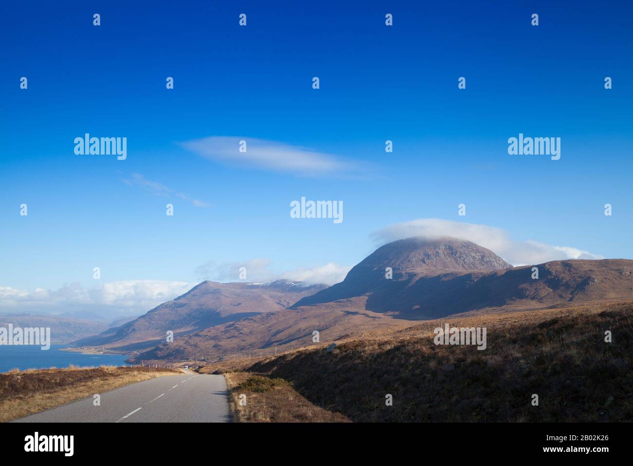 La A832 nelle Highlands scozzesi con Il Piccolo Loch Broom e la montagna Sail Mhor sullo sfondo Foto Stock