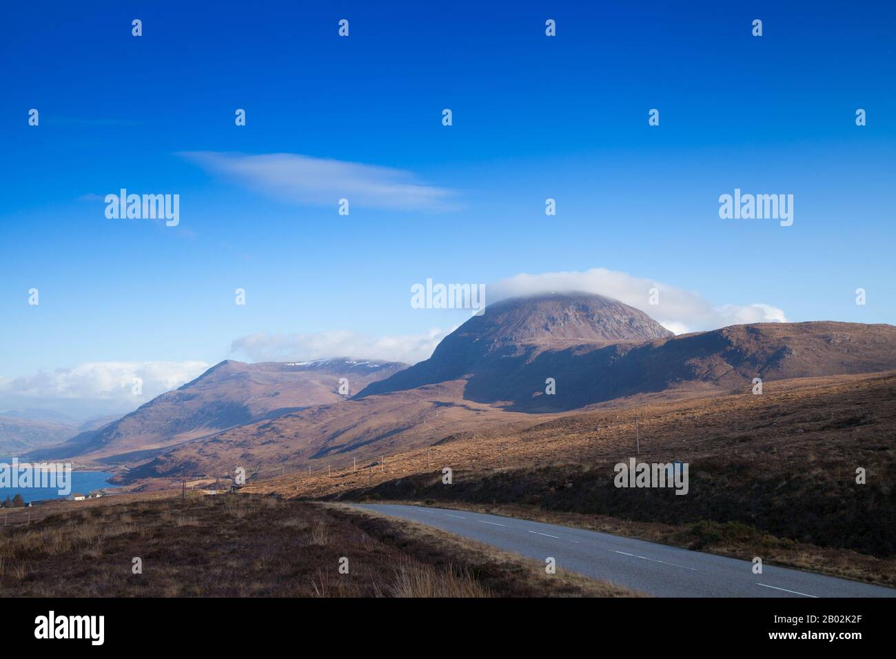 La A832 nelle Highlands scozzesi con Il Piccolo Loch Broom e la montagna Sail Mhor sullo sfondo Foto Stock