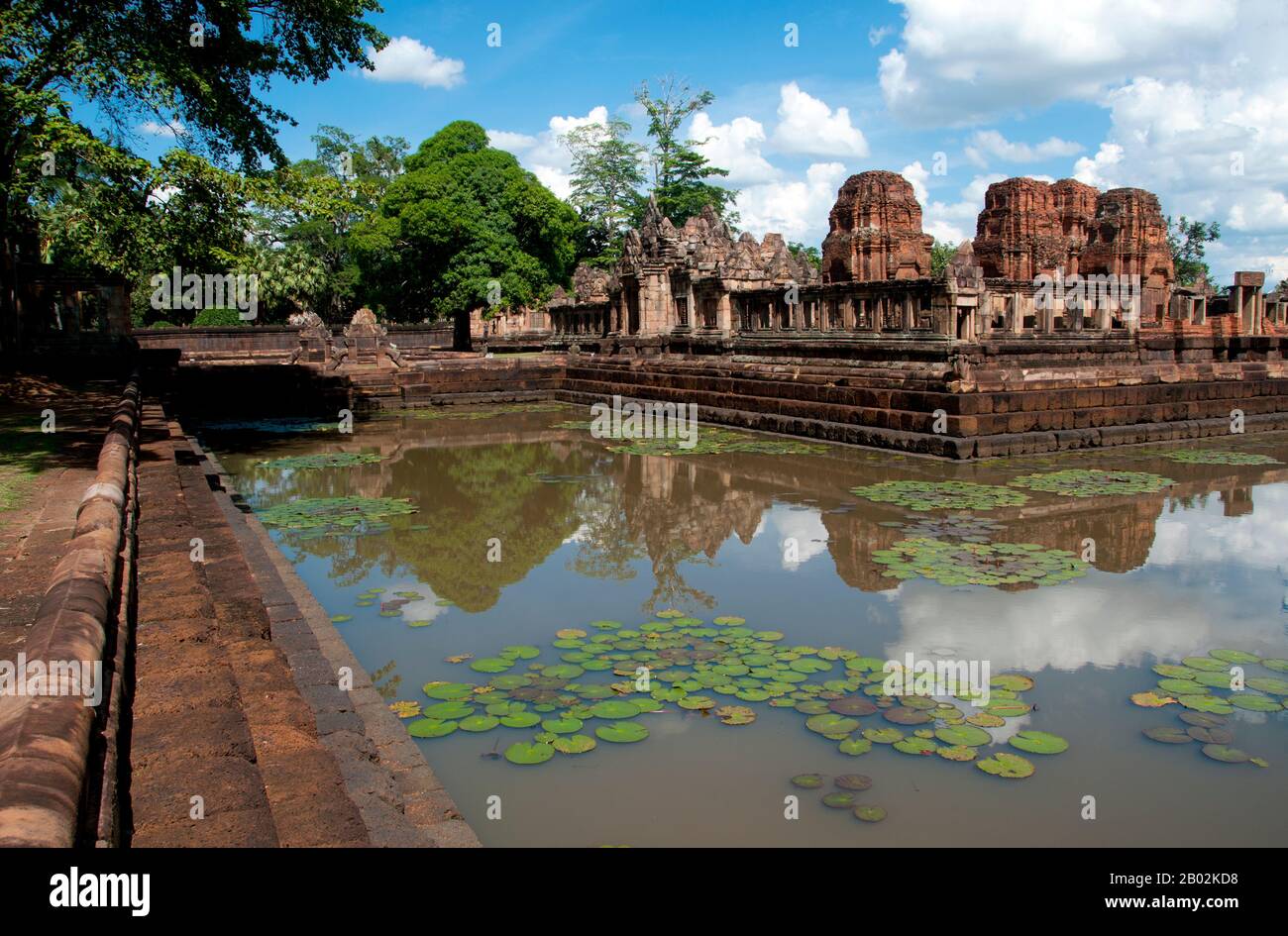 Prasat Hin Mueang Tam è un tempio Khmer negli stili Khleang e Baphuon, che risale alla fine dei secoli 10th e 11th. La divinità primaria era Shiva, anche se Vishnu era adorato qui. Prasat Meuang Tam fu costruito su ordine del re Jayavarman V. Circondato da un alto muro di laterite, il complesso include magnifici serbatoi a gradini che sono stati accuratamente restaurati e riempiti di fiori di loto. L'arenaria dolce delle pareti del santuario e architravi artisticamente scolpiti contrasta splendidamente con la laterite più scura e grossolana delle pareti circostanti del santuario. Il senso Foto Stock