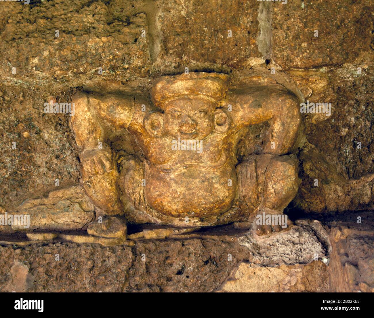 Si Thep, anche Sri Thep, (7th – 14th secolo CE) è un'antica città in rovina nel nord-est della Thailandia. Molte strutture architettoniche rimangono ancora per indicare la sua prosperità passata. Era un tempo il centro di contatto tra il regno di Dvaravati nel bacino centrale della pianura della Thailandia e il regno Khmer nel nord-est. Una città gemella, c'erano più di cento siti antichi tutti costruiti con mattoni e laterite. Ci sono anche resti di diversi stagni sparsi in tutta la zona. La maggior parte delle antiche reliquie recuperate sono architettoniche per natura come i architravi elaborati e le pietre sema. Alcune delle Foto Stock
