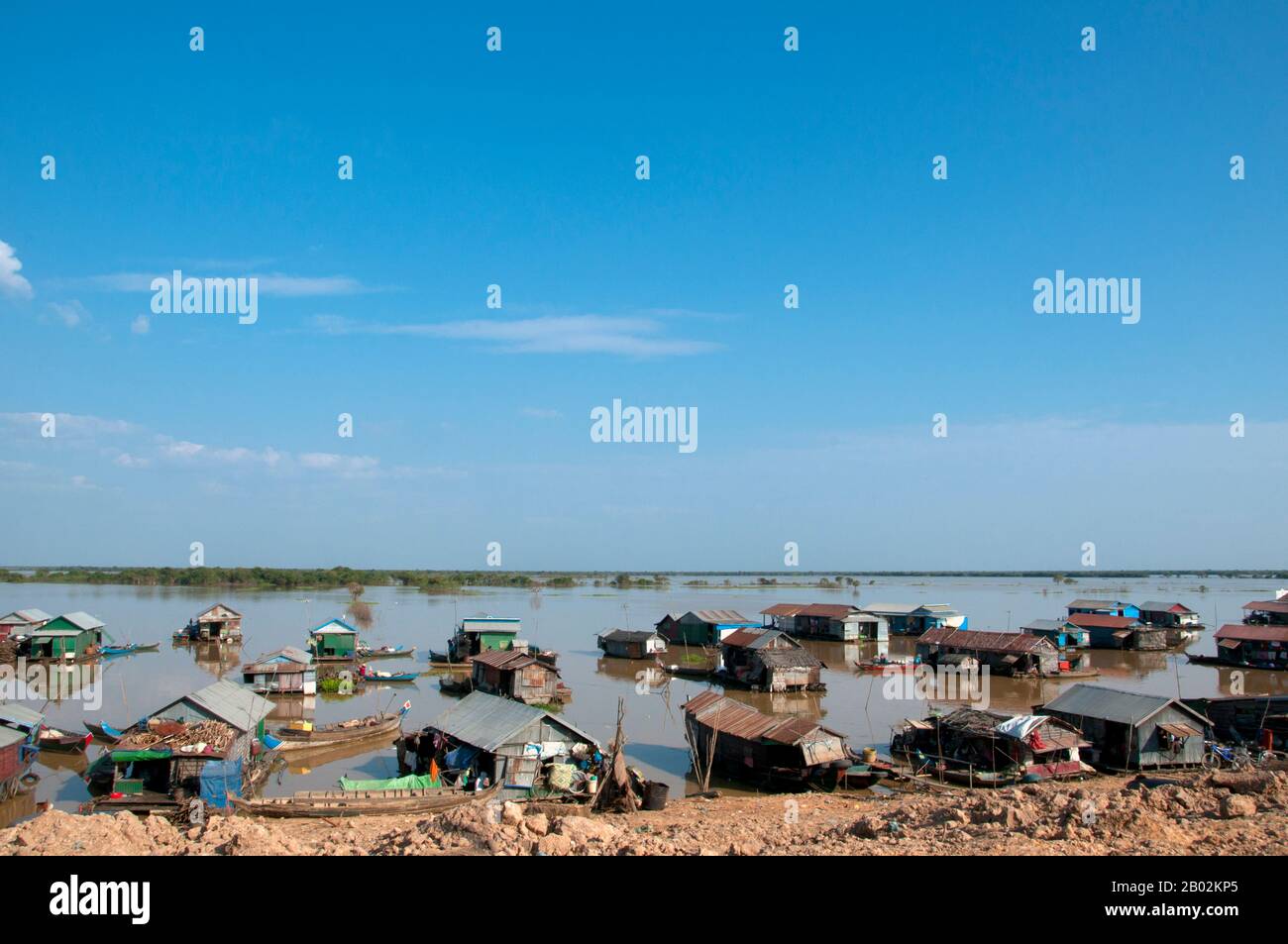 Il Tonlé Sap (Grande fiume Di Acqua Dolce o grande lago) è un sistema combinato di lago e fiume di grande importanza per la Cambogia. Il Tonlé Sap è il più grande lago d'acqua dolce dell'Asia sudorientale ed è un luogo caldo ecologico che è stato designato come biosfera dell'UNESCO nel 1997. Il Tonlé Sap è insolito per due ragioni: Il suo flusso cambia direzione due volte all'anno, e la parte che forma il lago si espande e si restringe drammaticamente con le stagioni. Da novembre a maggio, la stagione secca della Cambogia, Il Tonlé Sap scola nel fiume Mekong a Phnom Penh. Tuttavia, quando le piogge pesanti dell'anno iniziano nel mese di giugno, la T. Foto Stock