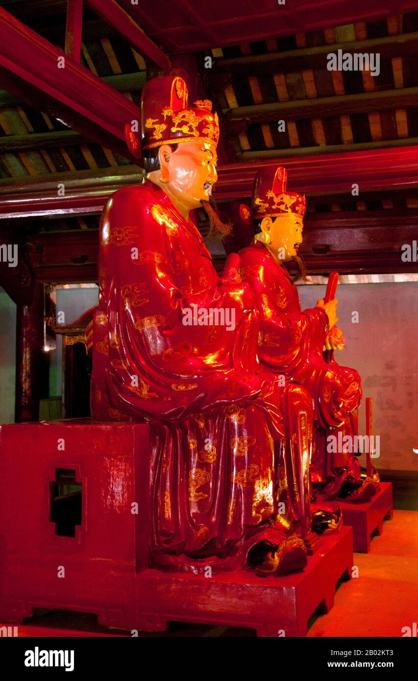 Mencius (cinese: 孟子; pinyin: Mèng Zǐ; Zhuyin Fuhao: ㄇㄥˋ ㄗˇ; le date più accettate: 372 – 289 BCE; altre date possibili: 385 – 303/302 BCE) è stato un filosofo cinese che è il confuciano più famoso dopo Confucio stesso. Il Tempio della Letteratura o Van Mieu è uno dei tesori culturali più importanti del Vietnam. Fondata nel 1070 dal re Ly Thanh Tong della dinastia Ly, il tempio fu originariamente dedicato sia a Confucio che a Chu Cong, un membro della famiglia reale cinese, che ha dato origine a molti degli insegnamenti che Confucio sviluppò cinquecento anni dopo. Il sito è stato selezionato Foto Stock