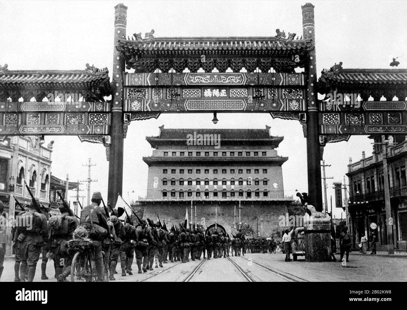 La Seconda guerra sino-giapponese (7 luglio 1937 – 9 settembre 1945) fu un conflitto militare combattuto principalmente tra la Repubblica di Cina e l'Impero del Giappone. Dopo l'attacco giapponese a Pearl Harbor, la guerra si è fusa nel conflitto più grande della seconda guerra mondiale come un fronte importante di quella che è ampiamente conosciuta come la guerra del Pacifico. Anche se i due paesi avevano combattuto a intermittenza dal 1931, la guerra totale iniziò nel 1937 e terminò solo con la resa del Giappone nel 1945. La guerra è stata il risultato di una politica imperialista giapponese lunga decenni volta a dominare la Cina politicamente e militarmente Foto Stock