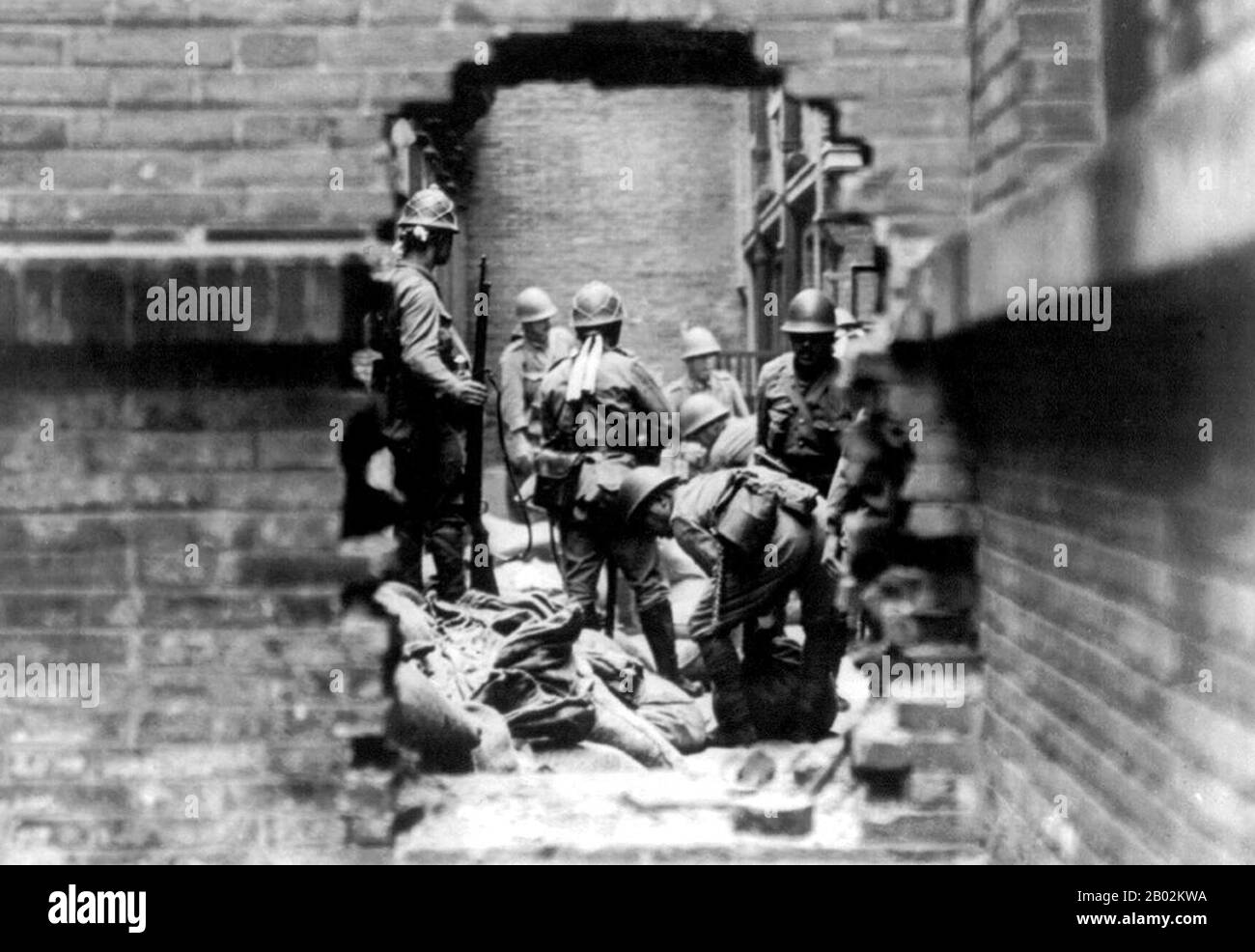 La Seconda guerra sino-giapponese (7 luglio 1937 – 9 settembre 1945) fu un conflitto militare combattuto principalmente tra la Repubblica di Cina e l'Impero del Giappone. Dopo l'attacco giapponese a Pearl Harbor, la guerra si è fusa nel conflitto più grande della seconda guerra mondiale come un fronte importante di quella che è ampiamente conosciuta come la guerra del Pacifico. Anche se i due paesi avevano combattuto a intermittenza dal 1931, la guerra totale iniziò nel 1937 e terminò solo con la resa del Giappone nel 1945. La guerra è stata il risultato di una politica imperialista giapponese lunga decenni volta a dominare la Cina politicamente e militarmente Foto Stock