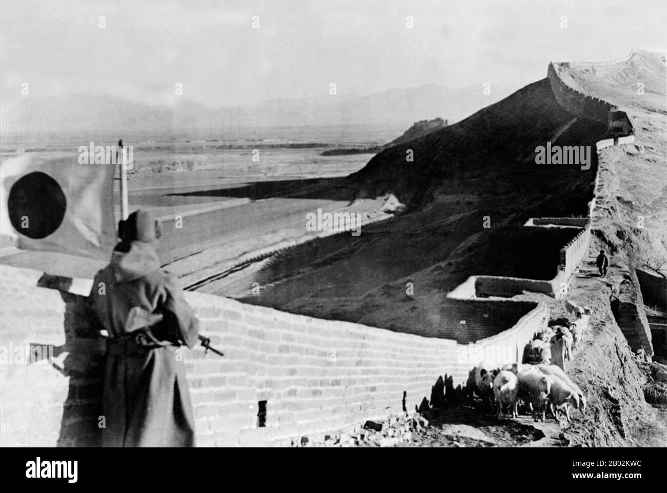 La Seconda guerra sino-giapponese (7 luglio 1937 – 9 settembre 1945) fu un conflitto militare combattuto principalmente tra la Repubblica di Cina e l'Impero del Giappone. Dopo l'attacco giapponese a Pearl Harbor, la guerra si è fusa nel conflitto più grande della seconda guerra mondiale come un fronte importante di quella che è ampiamente conosciuta come la guerra del Pacifico. Anche se i due paesi avevano combattuto a intermittenza dal 1931, la guerra totale iniziò nel 1937 e terminò solo con la resa del Giappone nel 1945. La guerra è stata il risultato di una politica imperialista giapponese lunga decenni volta a dominare la Cina politicamente e militarmente Foto Stock