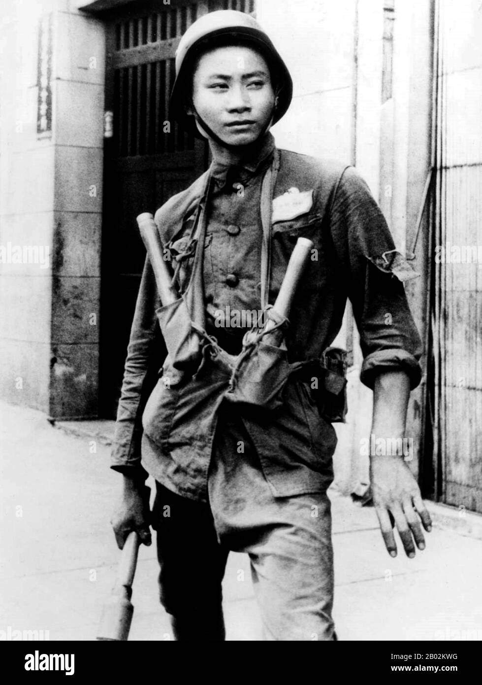 La Seconda guerra sino-giapponese (7 luglio 1937 – 9 settembre 1945) fu un conflitto militare combattuto principalmente tra la Repubblica di Cina e l'Impero del Giappone. Dopo l'attacco giapponese a Pearl Harbor, la guerra si è fusa nel conflitto più grande della seconda guerra mondiale come un fronte importante di quella che è ampiamente conosciuta come la guerra del Pacifico. Anche se i due paesi avevano combattuto a intermittenza dal 1931, la guerra totale iniziò nel 1937 e terminò solo con la resa del Giappone nel 1945. La guerra è stata il risultato di una politica imperialista giapponese lunga decenni volta a dominare la Cina politicamente e militarmente Foto Stock