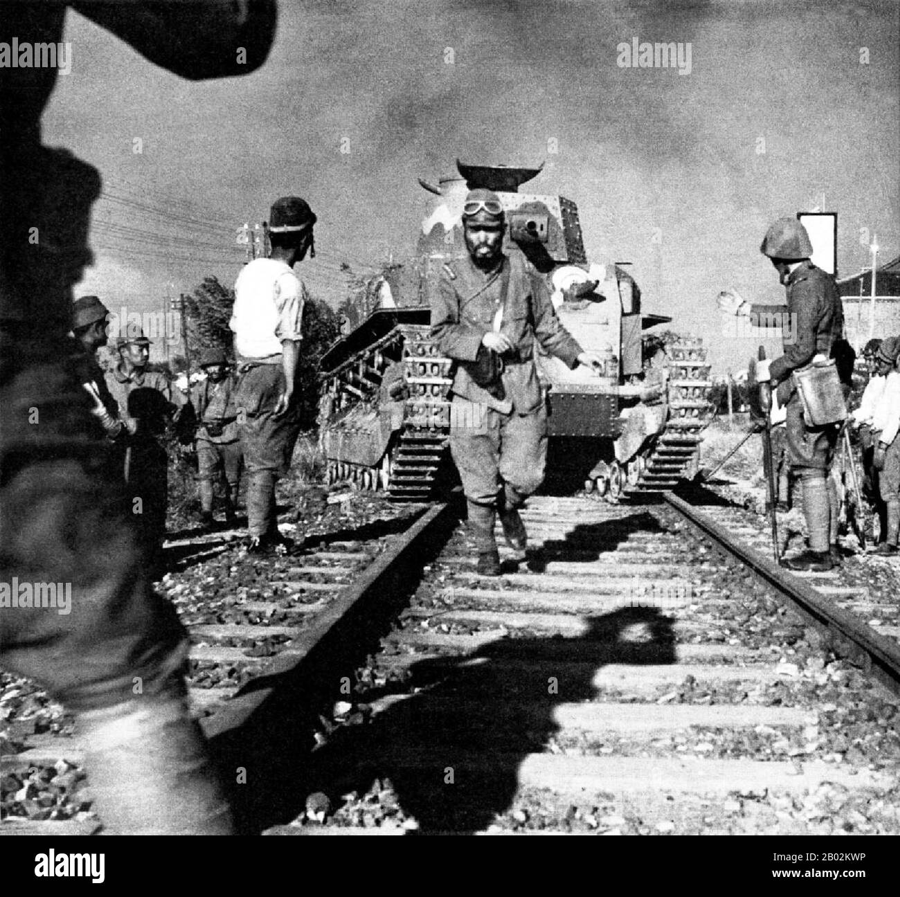 La Seconda guerra sino-giapponese (7 luglio 1937 – 9 settembre 1945) fu un conflitto militare combattuto principalmente tra la Repubblica di Cina e l'Impero del Giappone. Dopo l'attacco giapponese a Pearl Harbor, la guerra si è fusa nel conflitto più grande della seconda guerra mondiale come un fronte importante di quella che è ampiamente conosciuta come la guerra del Pacifico. Anche se i due paesi avevano combattuto a intermittenza dal 1931, la guerra totale iniziò nel 1937 e terminò solo con la resa del Giappone nel 1945. La guerra è stata il risultato di una politica imperialista giapponese lunga decenni volta a dominare la Cina politicamente e militarmente Foto Stock