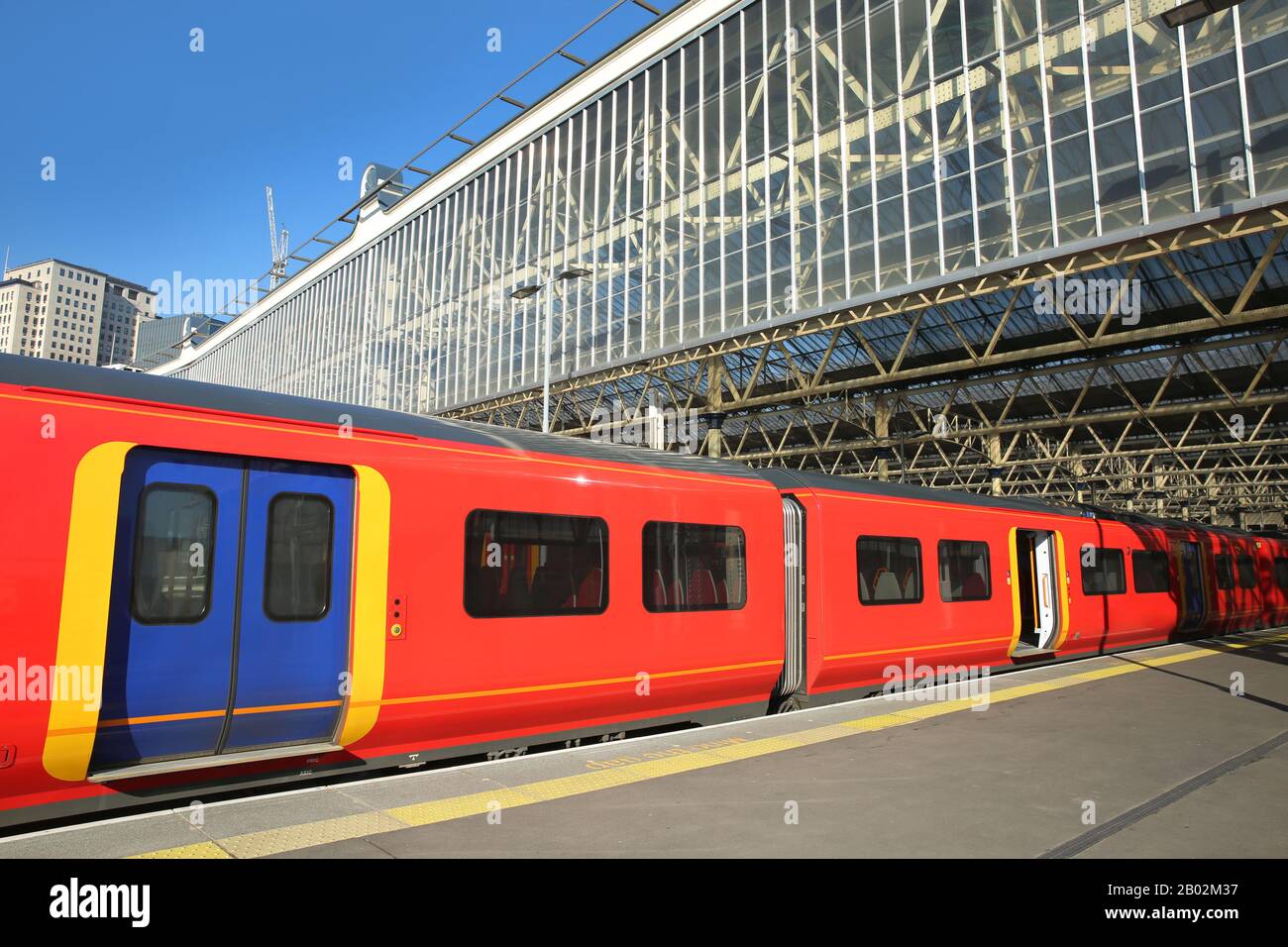 Il treno in attesa presso la piattaforma della stazione Waterloo di Londra, Inghilterra. Foto Stock