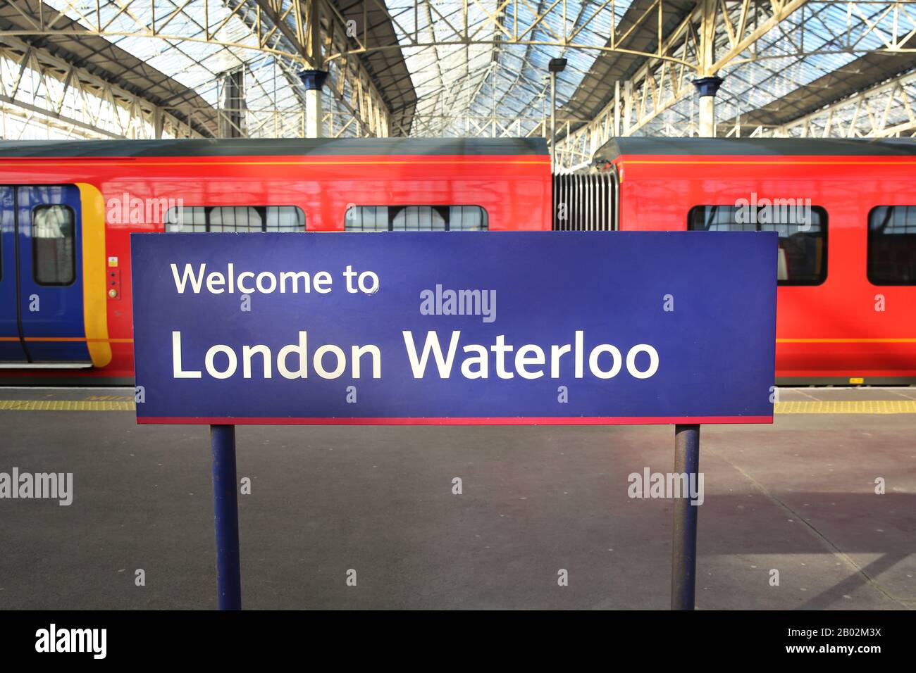 Stazione Waterloo di Londra con alcuni treni in background, Inghilterra. Foto Stock