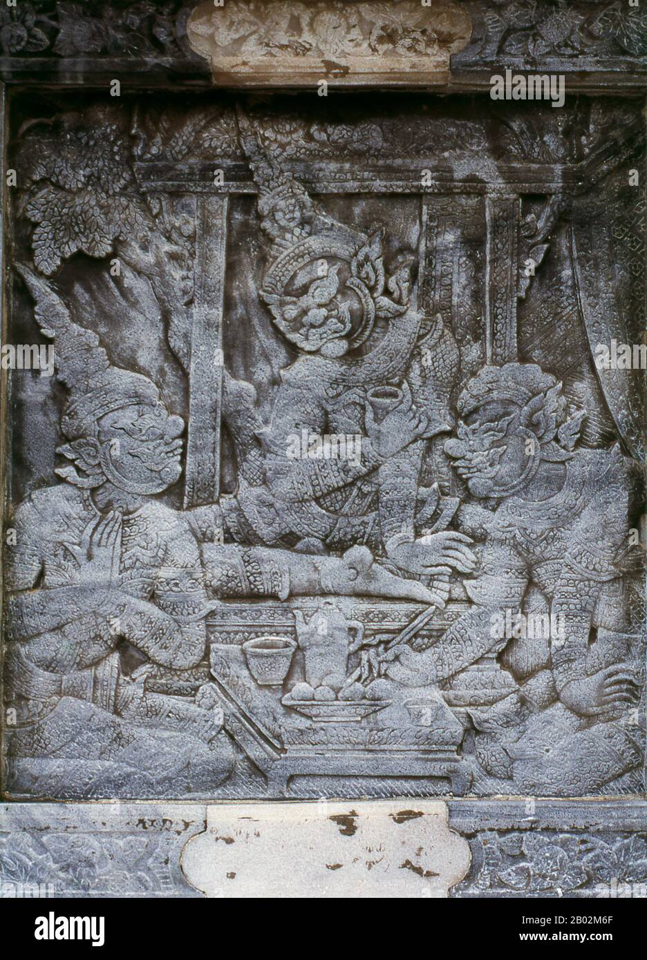 Il Ramayana è una storia vecchia quanto il tempo e - almeno nel subcontinente indiano e attraverso gran parte del sud-est asiatico - di popolarità senza pari. Più di duemila trecento anni fa lo studioso-poeta Valmiki si sedette a scrivere la sua epica definitiva di amore e di guerra. Il poema Valmiki composto è stato progettato il Ramayana, o 'Romance of Rama' in Sanscrito. Nella sua forma attuale, la versione sanscrita consiste di circa 24.000 coppie divise in sette libri. Il Ramakien è la versione tailandese di questo epico e ha un'influenza importante sulla letteratura, l'arte e il dramma tailandese. E' considerata la Nationa Foto Stock