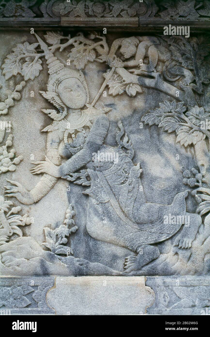 Il Ramayana è una storia vecchia quanto il tempo e - almeno nel subcontinente indiano e attraverso gran parte del sud-est asiatico - di popolarità senza pari. Più di duemila trecento anni fa lo studioso-poeta Valmiki si sedette a scrivere la sua epica definitiva di amore e di guerra. Il poema Valmiki composto è stato progettato il Ramayana, o 'Romance of Rama' in Sanscrito. Nella sua forma attuale, la versione sanscrita consiste di circa 24.000 coppie divise in sette libri. Il Ramakien è la versione tailandese di questo epico e ha un'influenza importante sulla letteratura, l'arte e il dramma tailandese. E' considerata la Nationa Foto Stock