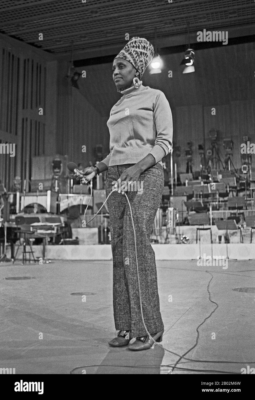 Miriam Makeba, südafrikanische Sängerin, bei Proben zu einem Konzert ad Amburgo, Deutschland um 1969. Il cantante sudafricano Miriam Makeba si esibisce per un concerto ad Amburgo, in Germania intorno al 1969. Foto Stock