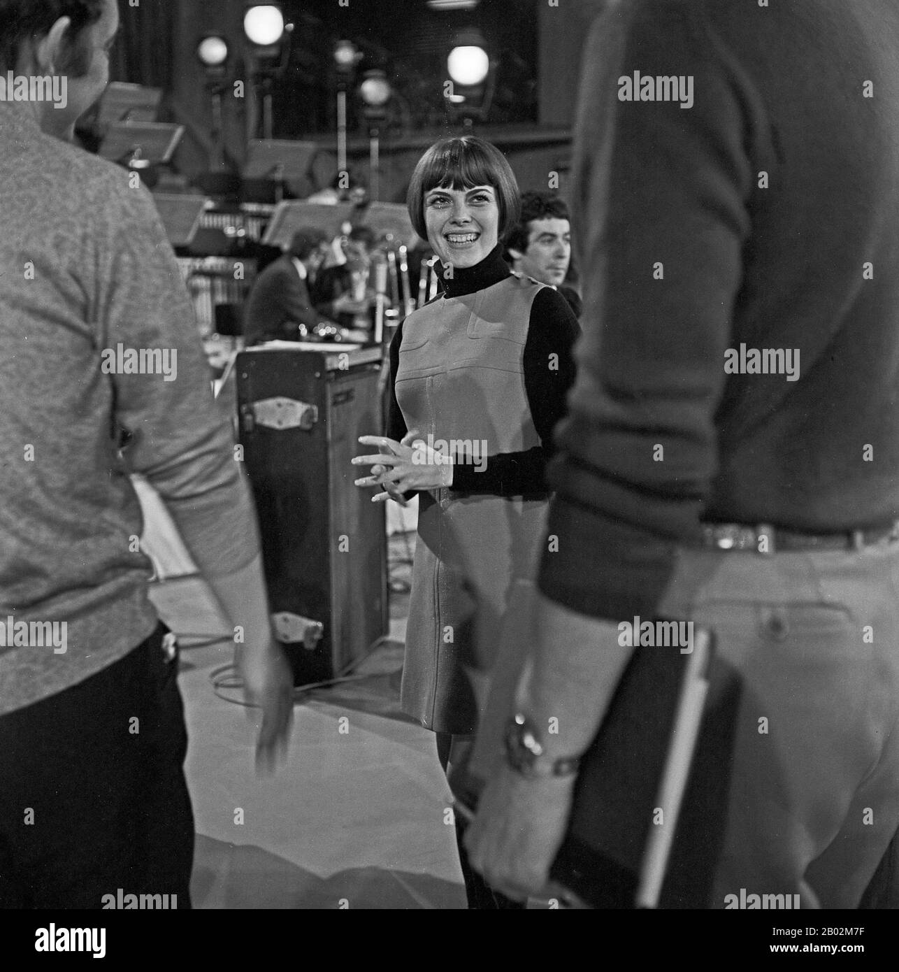 Mireille Mathieu, französische Sängerin, bei Proben zu einem Konzert ad Amburgo, Deutschland um 1969. La cantante francese Mireille Mathieu fa delle prove per un concerto ad Amburgo, in Germania intorno al 1969. Foto Stock