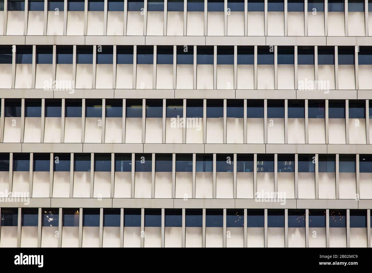 Design di architettura brutalista e dall'aspetto moderno di Triple One Sommerset in tonalità oro. Singapore Foto Stock