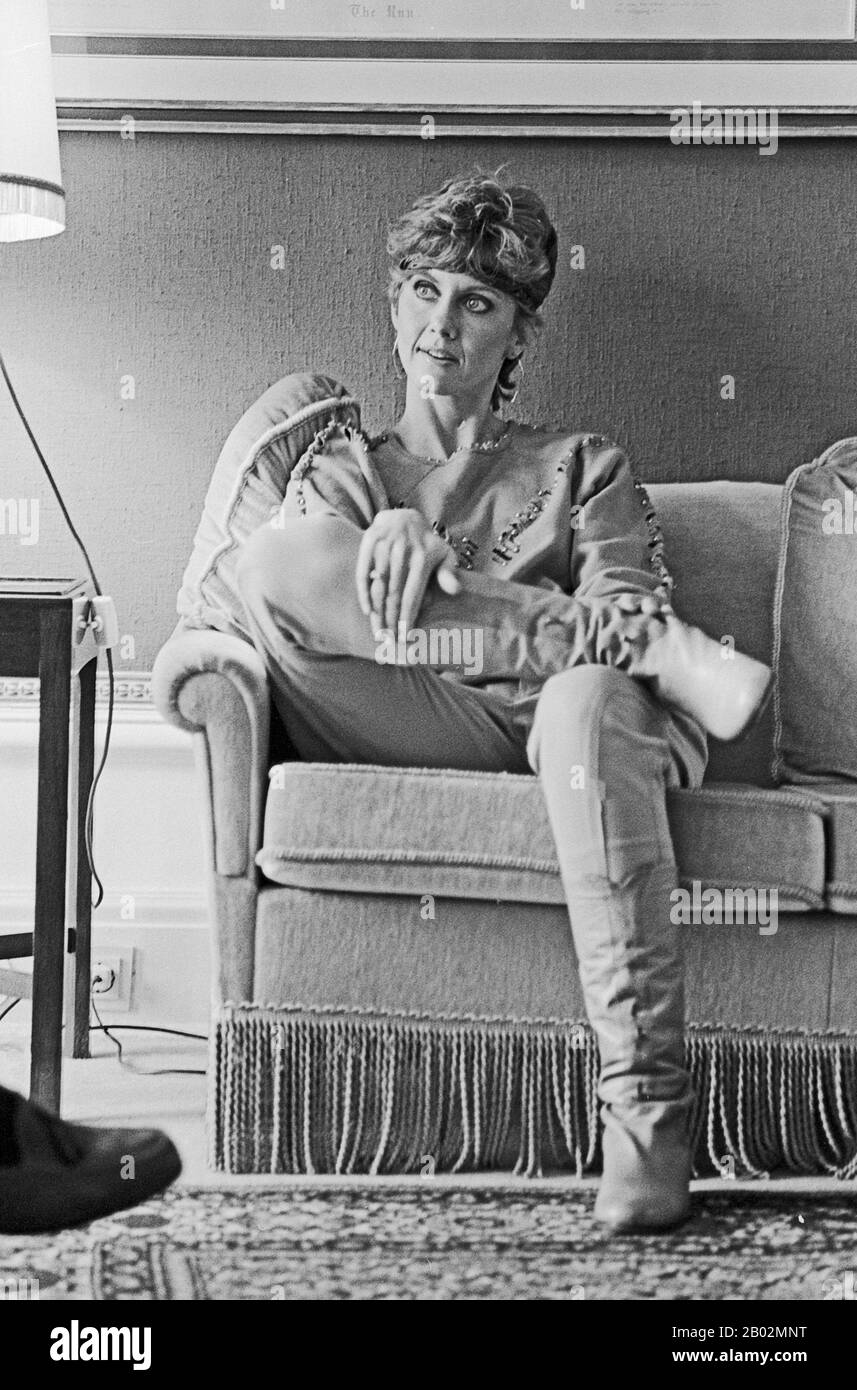 Olivia Newton-John, bretisch-australische Sängerin, positert für ein Foto a ihrem Wohnzimmer, Deutschland 1980. Il cantante australiano britannico Olivia Newton-John è ritratto su un divano, Germania 1980. Foto Stock