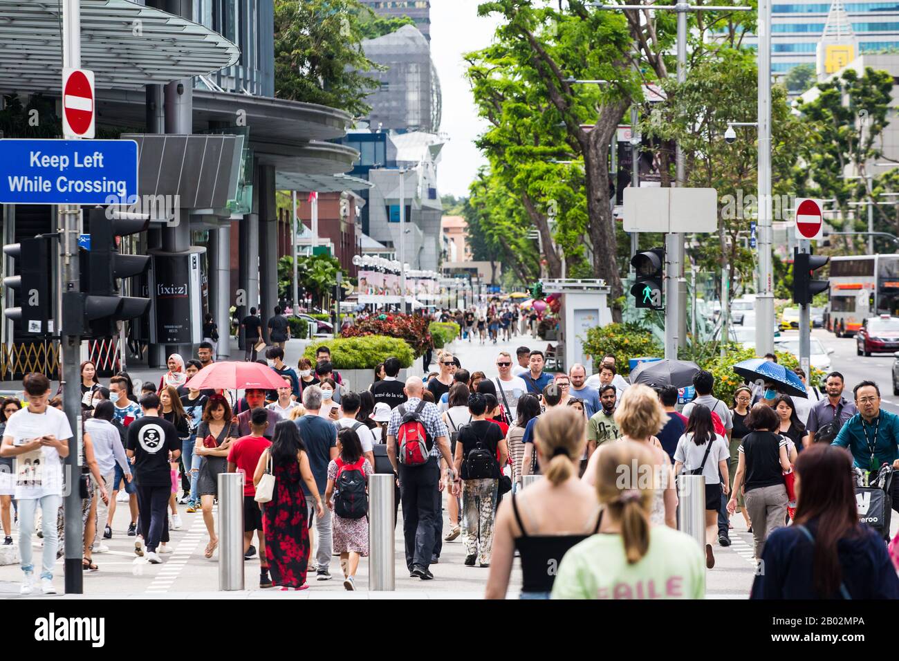Strade trafficate di persone che attraversano la strada a Orchard Road, Singapore Foto Stock