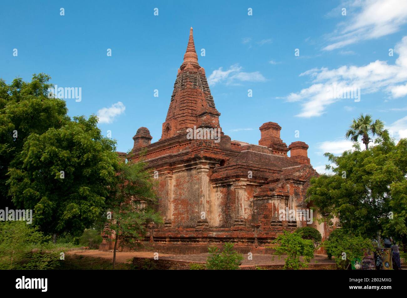 Il Tempio di Gubyaukgyi, vicino al villaggio di Wetkyi-in, mostra una forte influenza indiana. La sua guglia non è la solita forma cicada ma dritto e rastremato come quello della Pagoda Maha Bodhi nel villaggio di Bagan. Il Tempio Gubyaukgyi fu restaurato nel 1468. All'interno ci sono i resti di pitture murali a tempera, tra cui un affascinante Buddha Gautama durante la sua incarnazione come eremita che cammina con sua madre, così come un fregio dei 28 Buddha (24 provengono da mondi cosmici precedenti, mentre gli ultimi quattro provengono dall'attuale ciclo del mondo, Gautama essendo il Buddha 28th). Ognuno siede sotto un albero diverso, fo Foto Stock