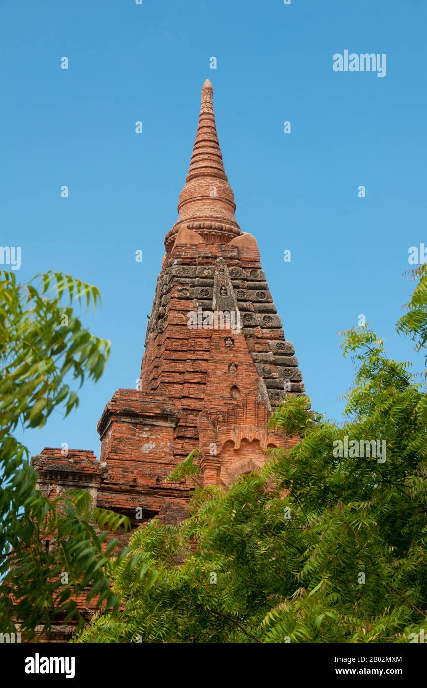 Il Tempio di Gubyaukgyi, vicino al villaggio di Wetkyi-in, mostra una forte influenza indiana. La sua guglia non è la solita forma cicada ma dritto e rastremato come quello della Pagoda Maha Bodhi nel villaggio di Bagan. Il Tempio Gubyaukgyi fu restaurato nel 1468. All'interno ci sono i resti di pitture murali a tempera, tra cui un affascinante Buddha Gautama durante la sua incarnazione come eremita che cammina con sua madre, così come un fregio dei 28 Buddha (24 provengono da mondi cosmici precedenti, mentre gli ultimi quattro provengono dall'attuale ciclo del mondo, Gautama essendo il Buddha 28th). Ognuno siede sotto un albero diverso, fo Foto Stock