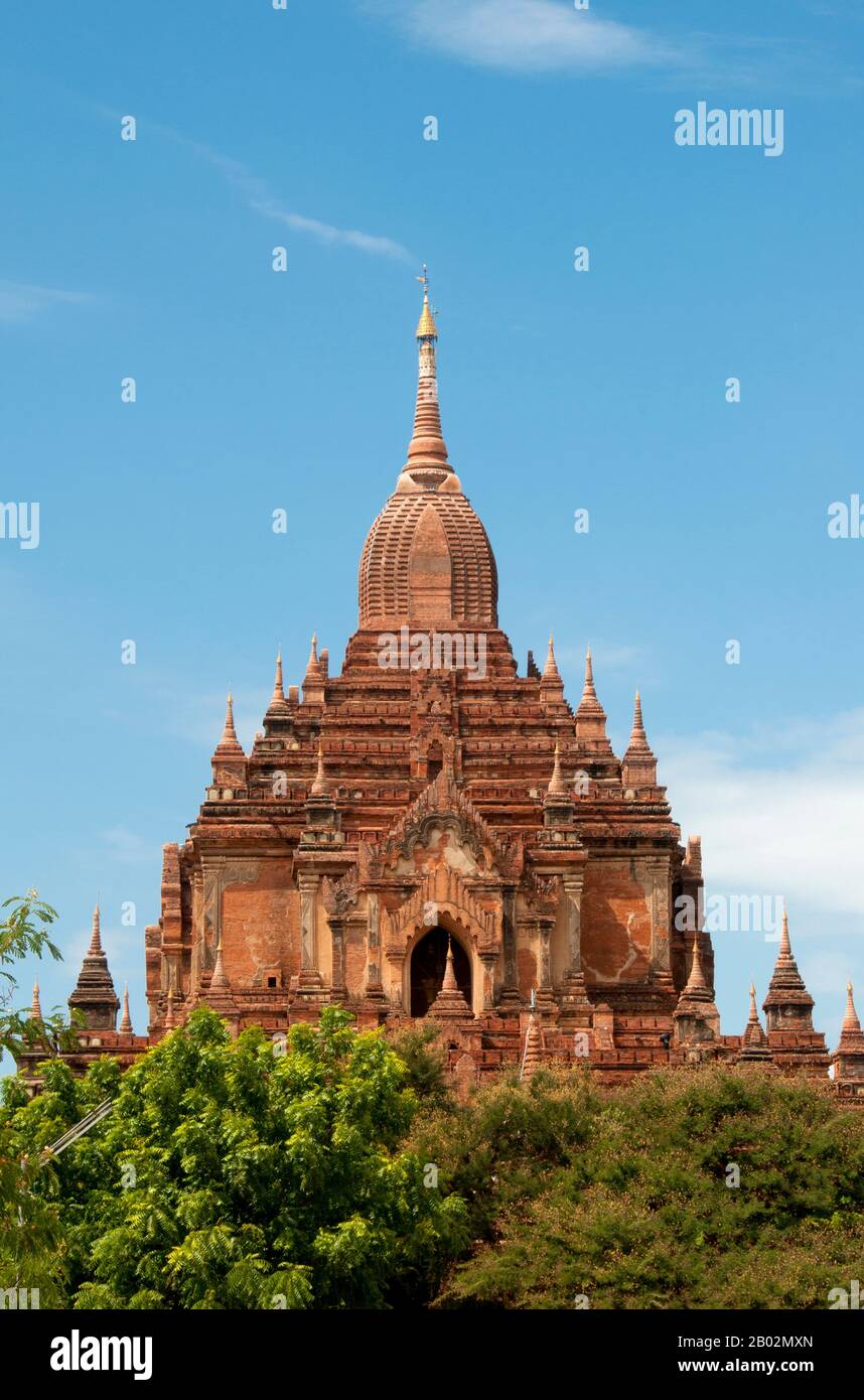 Il Tempio di Htilominlo fu costruito durante il regno del re Htilominlo (noto anche come Nandaungmya) nel 1211. Bagan, ex Pagan, fu costruito principalmente tra il 11th secolo e 13th secolo. Formalmente chiamato Arrimaddanapura o Arimaddana (la città del Crusher nemico) e anche conosciuto come Tambadipa (la terra del rame) o Tassadessa (la terra Parched), era la capitale di molti antichi regni in Birmania. Foto Stock
