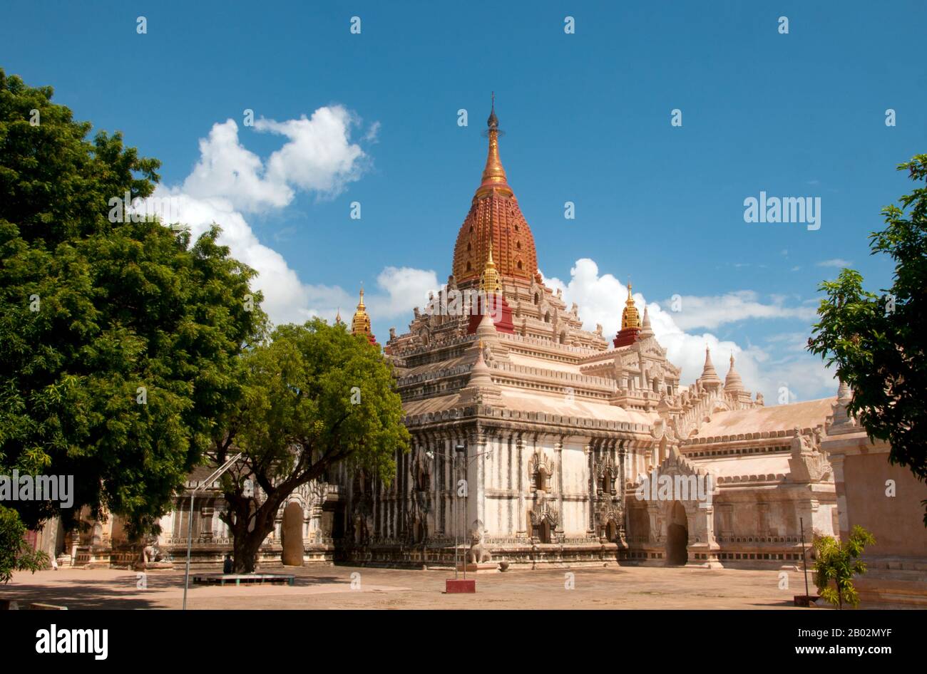 Forse il tempio più alto venerato di Bagan, la pagoda Ananda fu costruita nel 1105 durante il regno del re Kyanzittha (1084–1113) della dinastia Bagan. E' uno dei quattro templi originali sopravvissuti di Bagan (chiamato anche Pagan). Il layout del tempio è in una croceforma con diverse terrazze che conducono ad una piccola pagoda in cima coperta da un ombrello (‘hti’). Il tempio buddista ospita quattro Buddha in piedi, rivolti a est, nord, ovest e sud. Il tempio è detto essere una meraviglia architettonica in una fusione di Mon e adottato stili indiani di architettura. Fu danneggiata nel terremoto del 1975. Howe Foto Stock