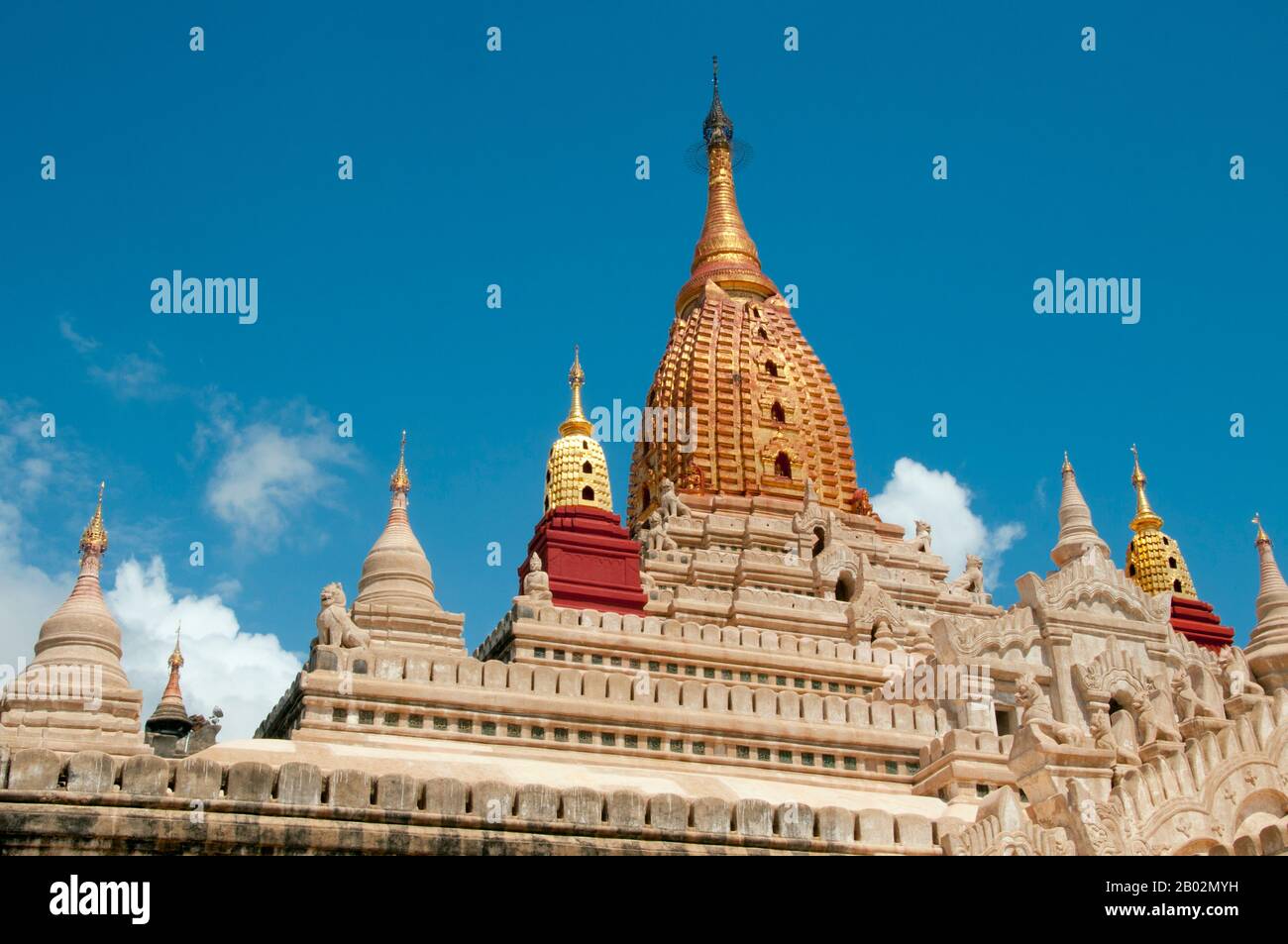 Forse il tempio più alto venerato di Bagan, la pagoda Ananda fu costruita nel 1105 durante il regno del re Kyanzittha (1084–1113) della dinastia Bagan. E' uno dei quattro templi originali sopravvissuti di Bagan (chiamato anche Pagan). Il layout del tempio è in una croceforma con diverse terrazze che conducono ad una piccola pagoda in cima coperta da un ombrello (‘hti’). Il tempio buddista ospita quattro Buddha in piedi, rivolti a est, nord, ovest e sud. Il tempio è detto essere una meraviglia architettonica in una fusione di Mon e adottato stili indiani di architettura. Fu danneggiata nel terremoto del 1975. Howe Foto Stock