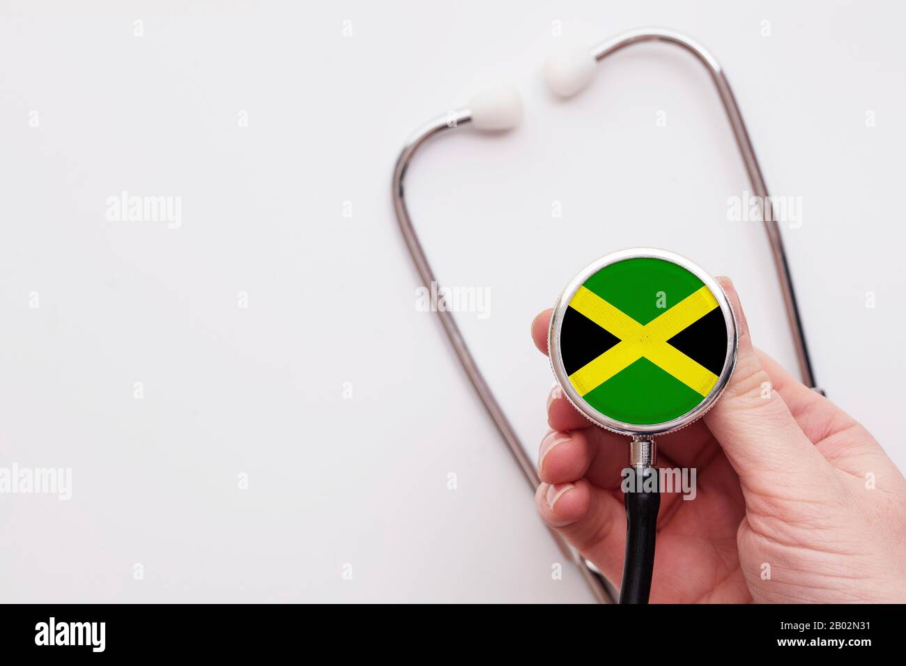 Giamaica concetto di assistenza sanitaria. Medico che detiene uno stetoscopio medico. Foto Stock