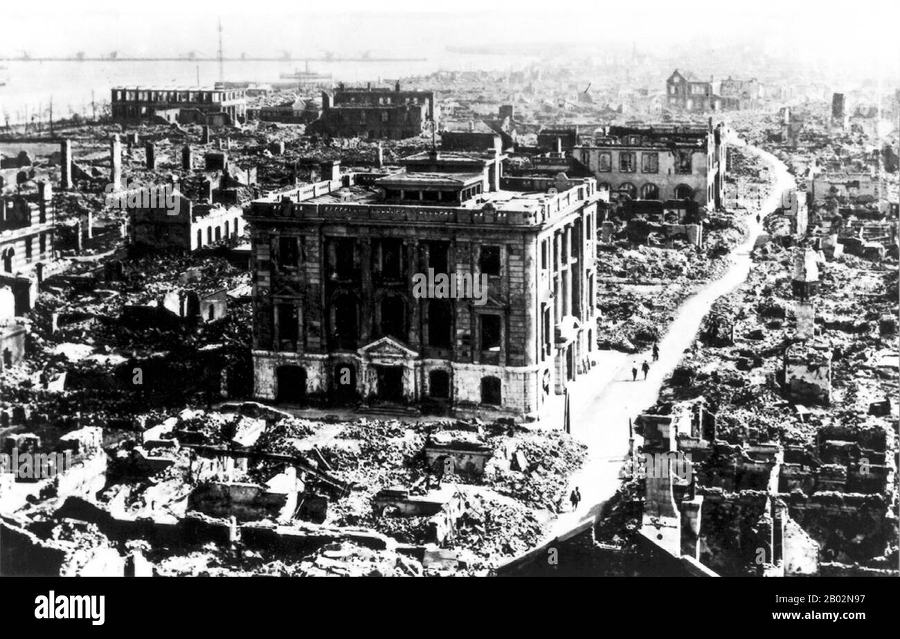 Giappone: Il centro di Tokyo visto dal tetto dell’Imperial Hotel. Scena di distruzione a Tokyo dopo il Grande Terremoto del Kantō del 1923. Il Grande Terremoto del Kantō (Kantō daishinsai) colpì la pianura del Kantō sull’isola principale giapponese di Honshū alle 11:58 del mattino di sabato 1 settembre 1923. Diversi resoconti indicano che la durata del terremoto fu compresa tra quattro e 10 minuti. Il terremoto del Tōhoku del 2011 superò in seguito quel record, con una magnitudine di 9,0. Il terremoto ebbe una magnitudine di 7,9 sulla scala di magnitudine del momento (Mw), con il suo focolaio profondo sotto l’isola di Izu Ōshima nella baia di Sagami. Foto Stock